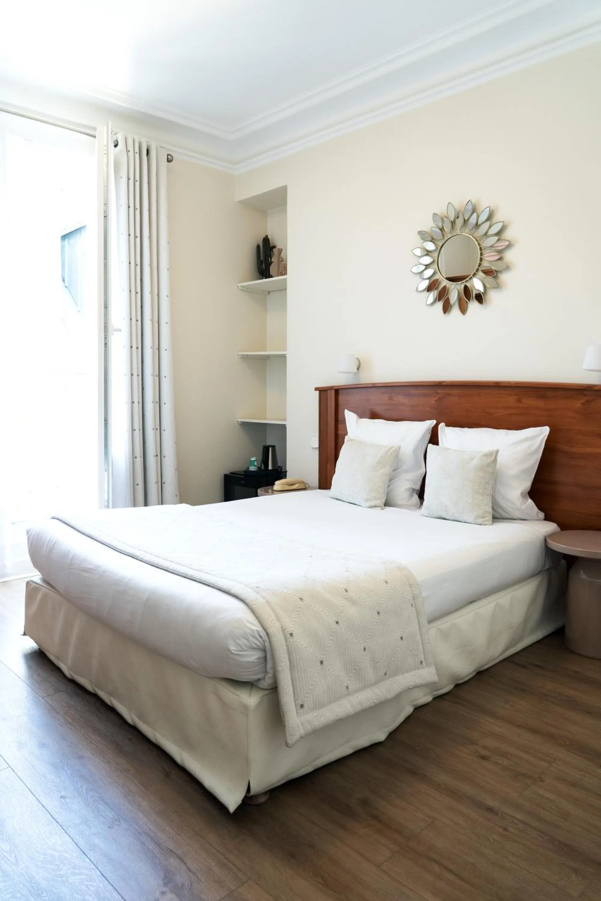 Photo of the whole room, Bed in Hotel Corona -Rodier-