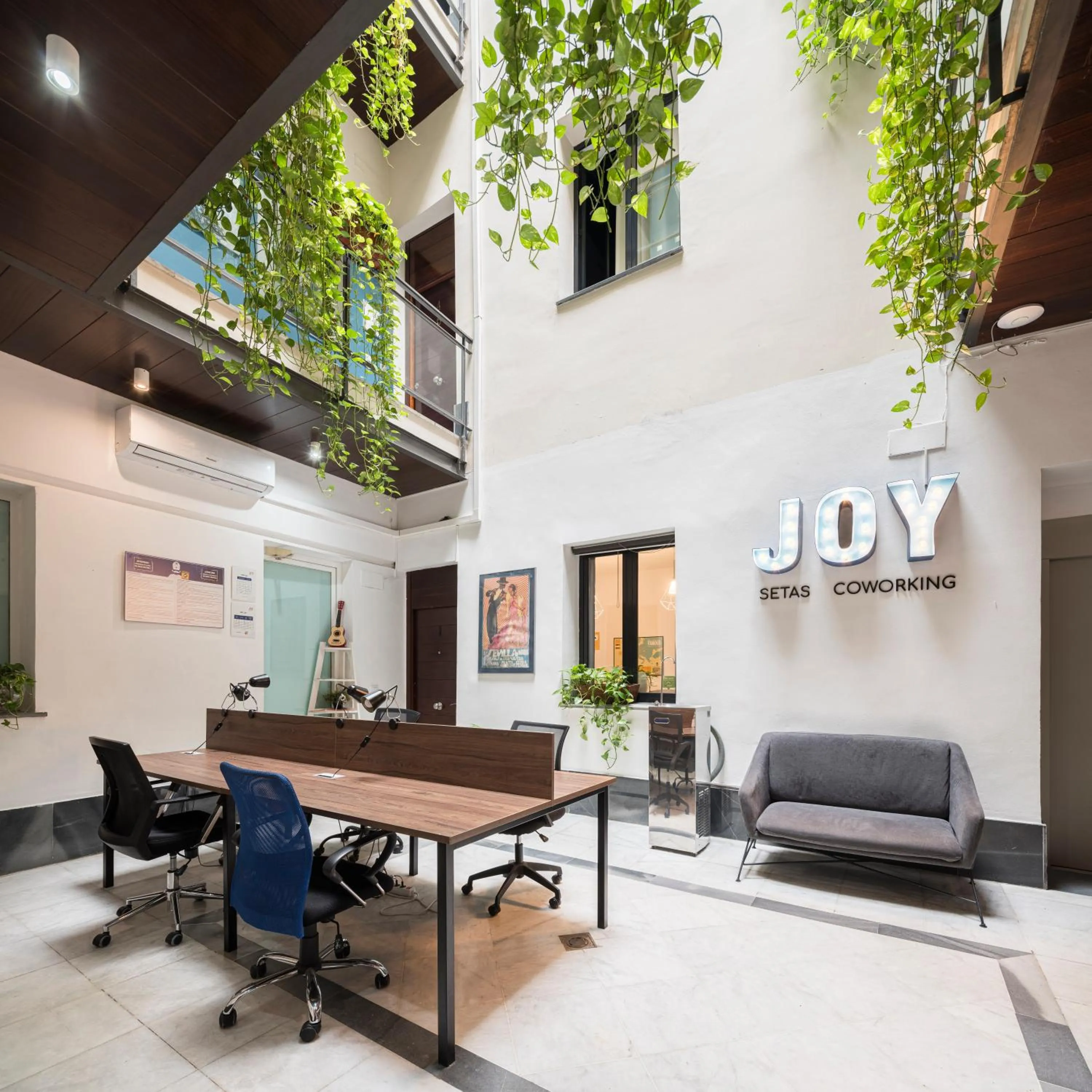 Seating area in JOY Setas Coworking