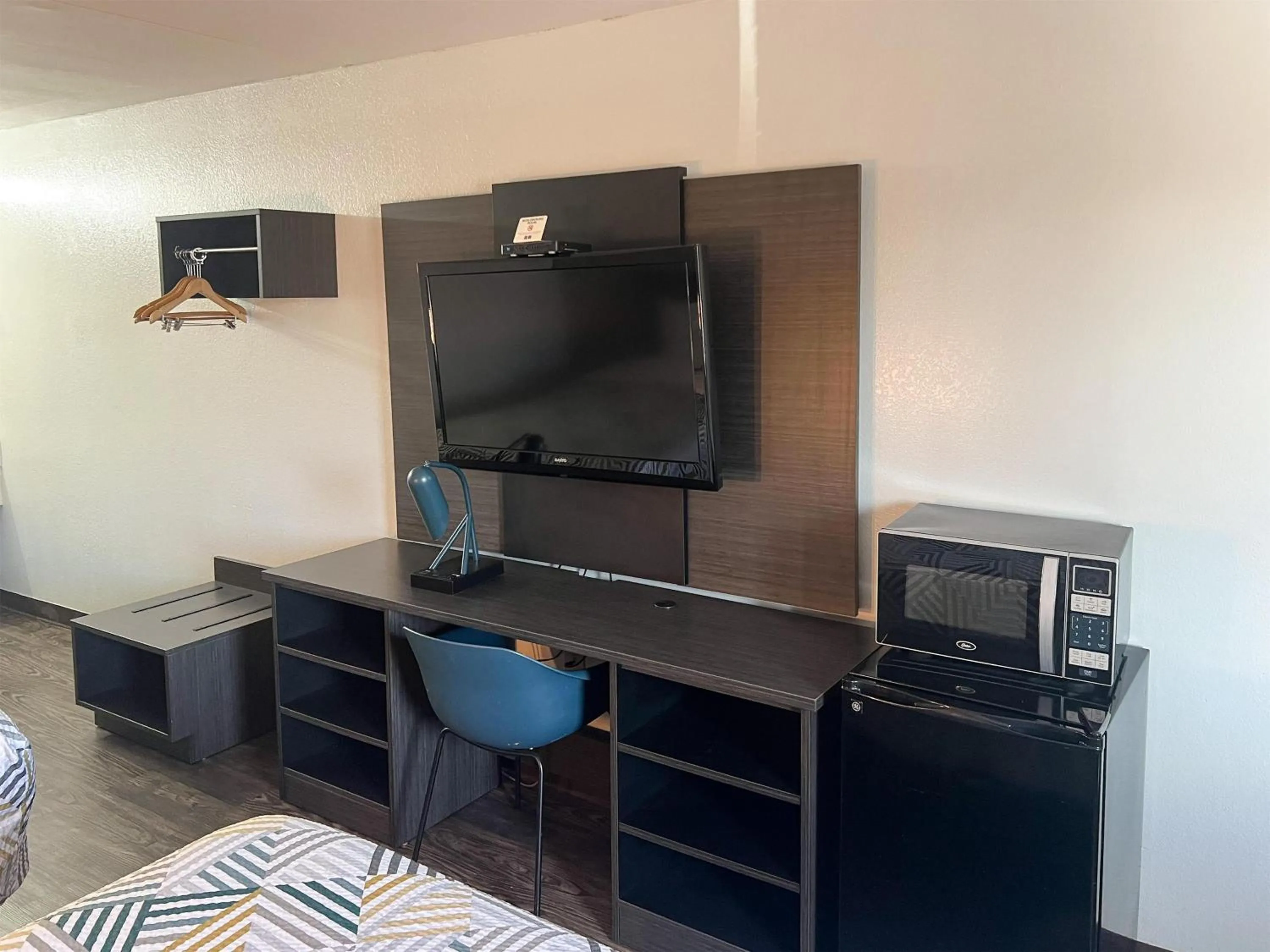 Bedroom, Bed in Motel 6-Ozark, AR