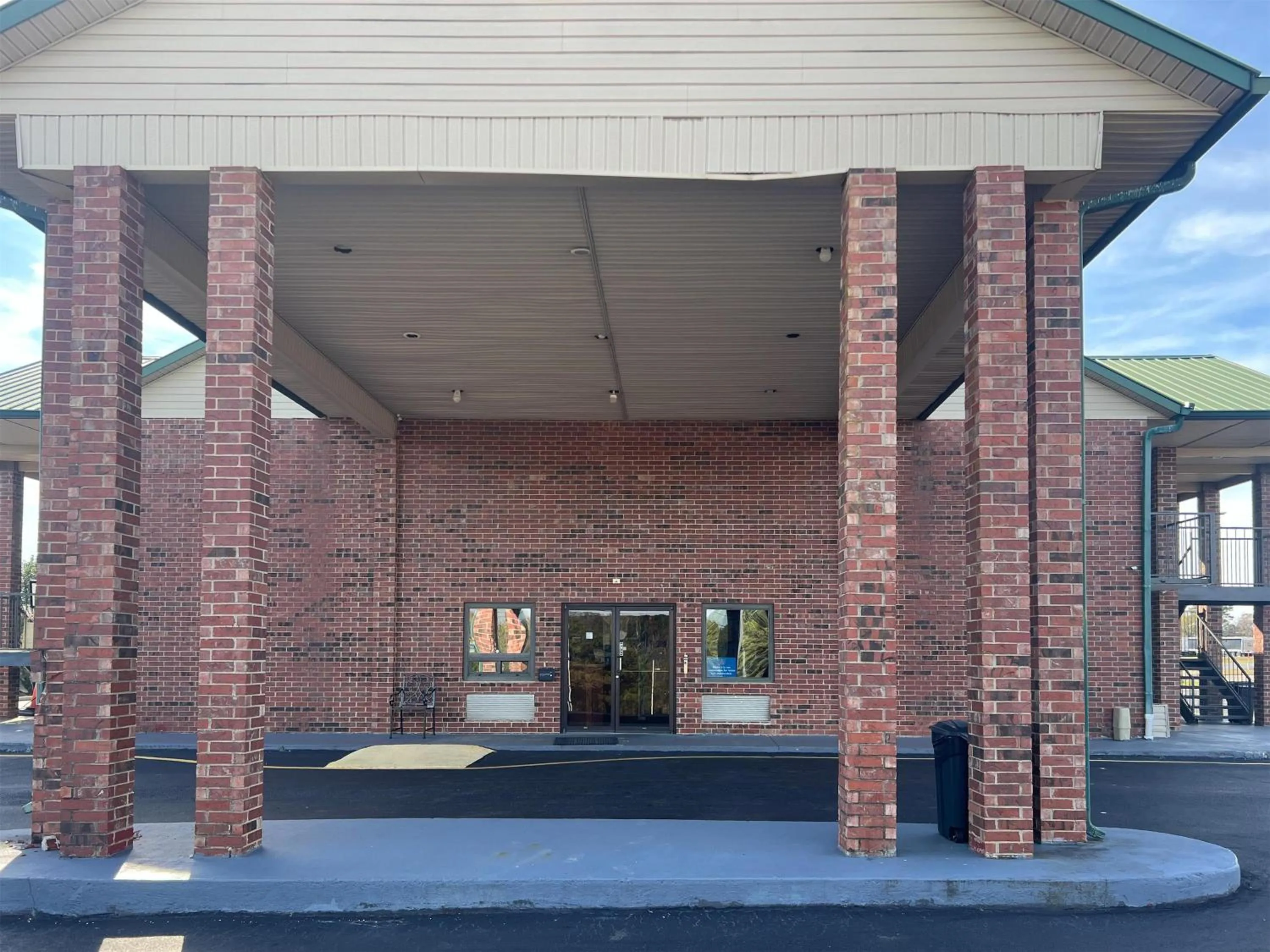 Property building in Motel 6-Ozark, AR