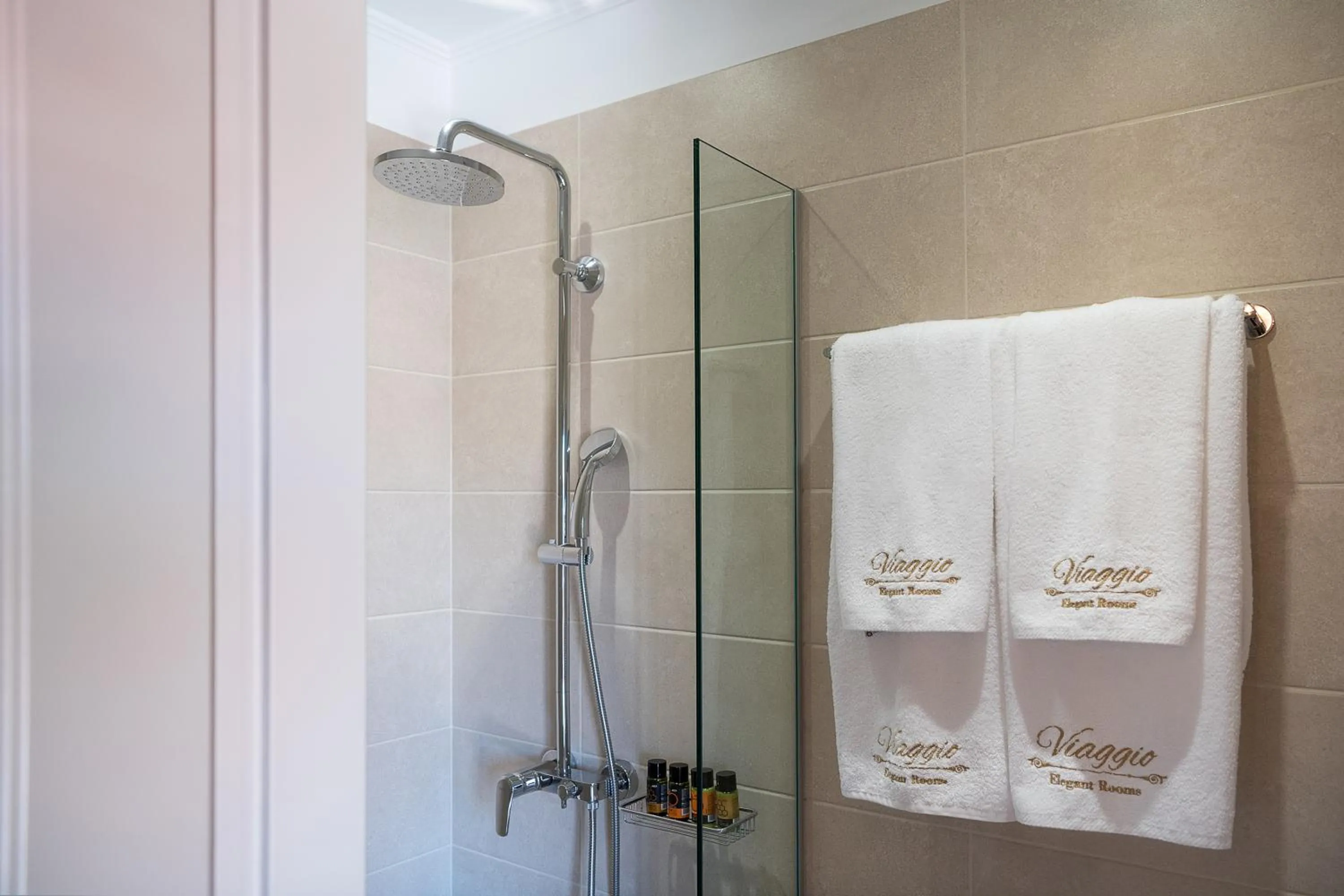 Shower in Viaggio Elegant Rooms