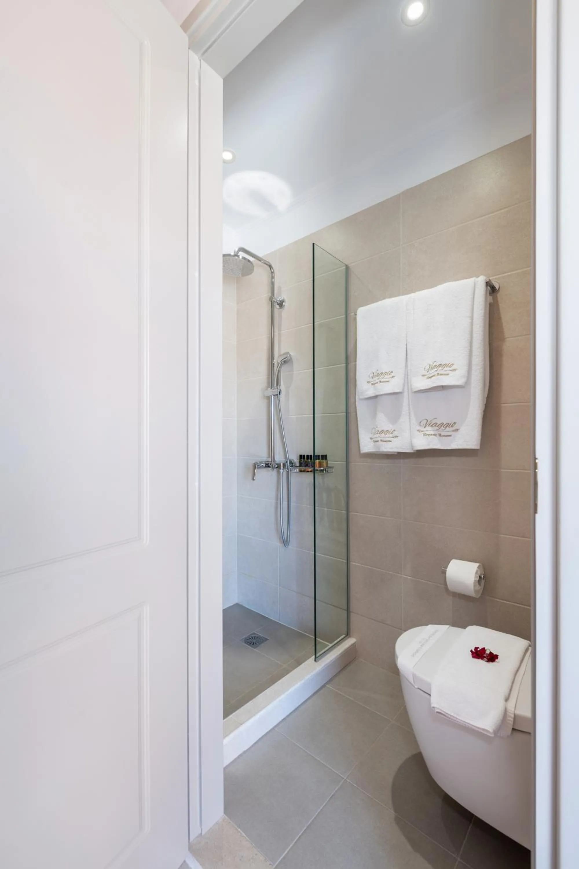 Shower in Viaggio Elegant Rooms
