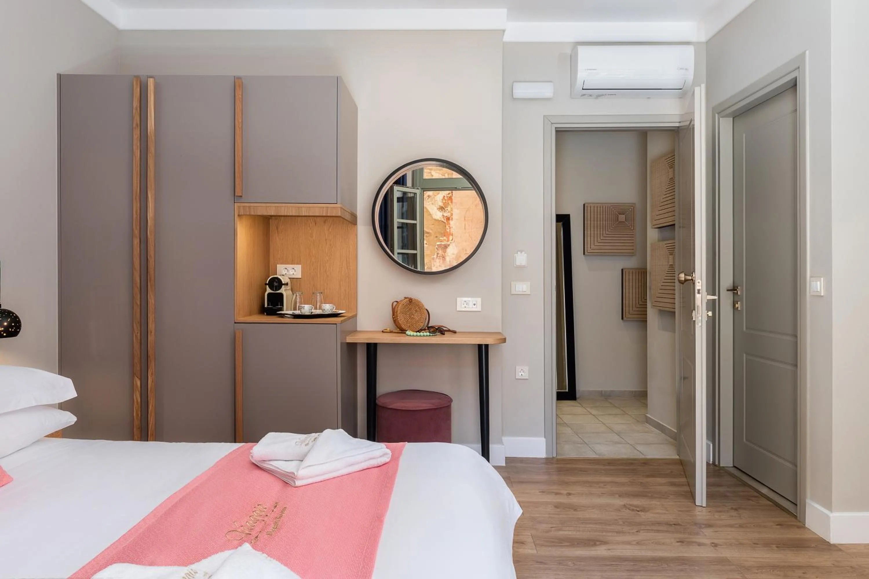 Photo of the whole room in Viaggio Elegant Rooms