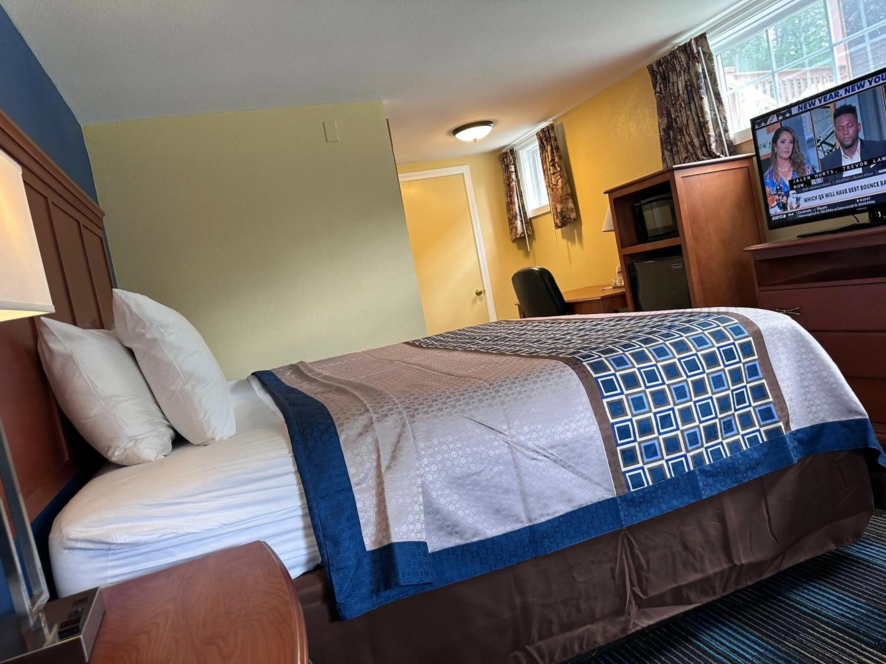 Bedroom, Bed in Swiss Chalets Village Inn