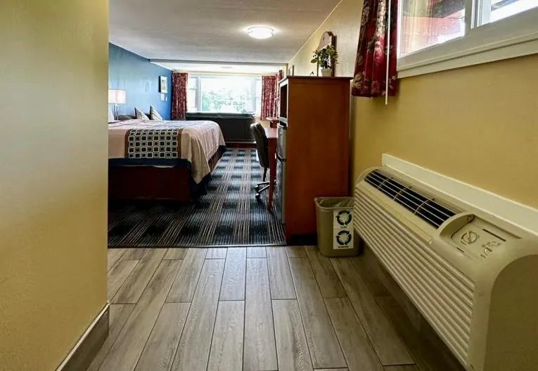 Bedroom, Bed in Swiss Chalets Village Inn