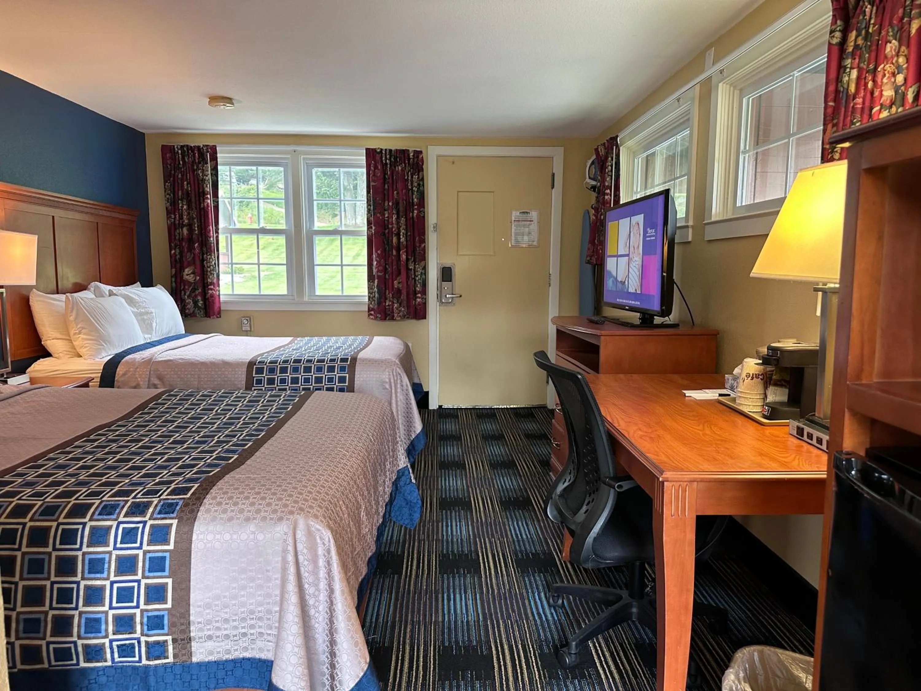 Bedroom, Bed in Swiss Chalets Village Inn