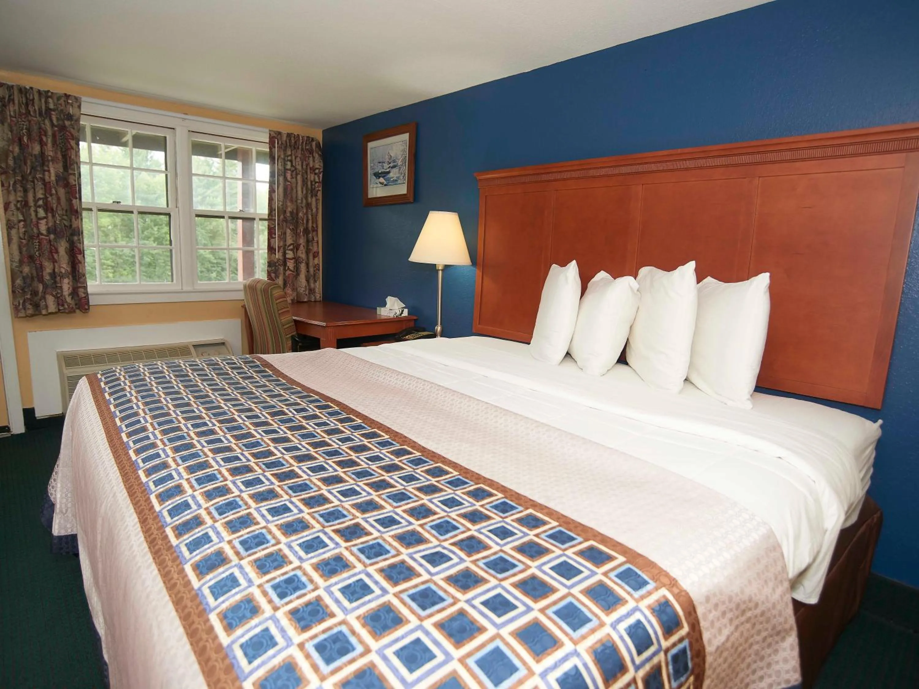 Bathroom, Bed in Swiss Chalets Village Inn