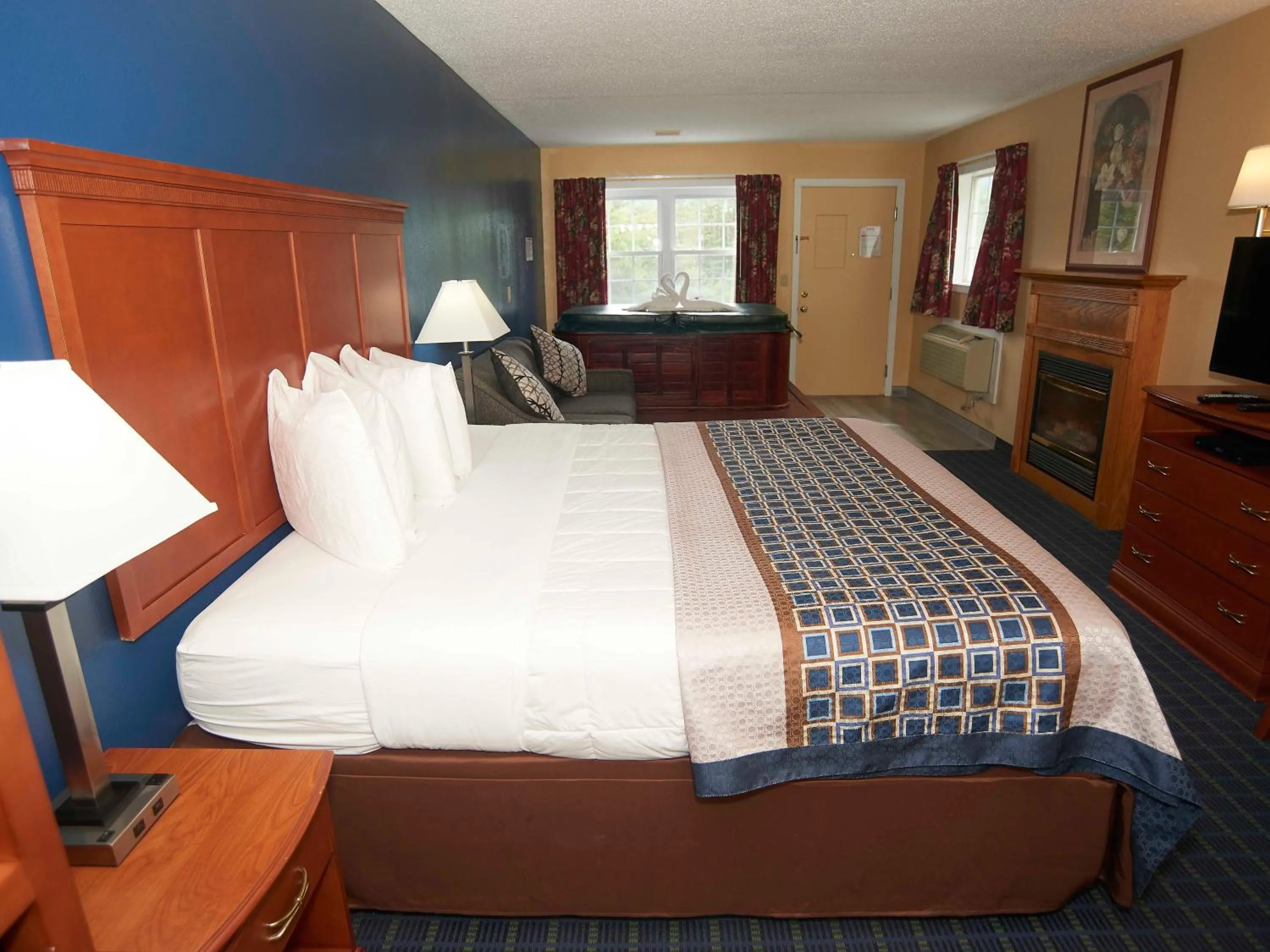 Bedroom, Bed in Swiss Chalets Village Inn