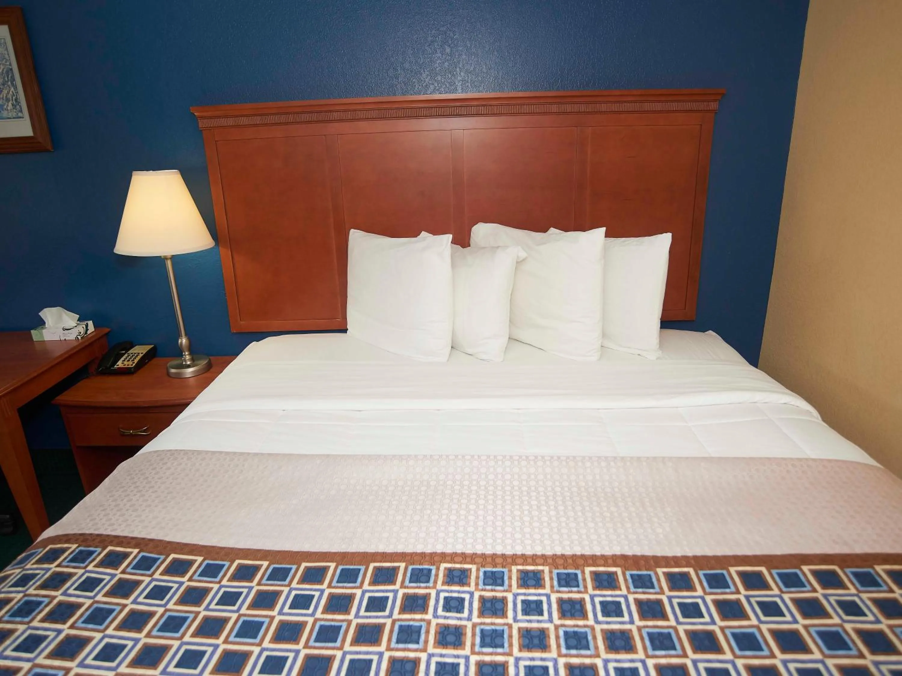 Bedroom, Bed in Swiss Chalets Village Inn