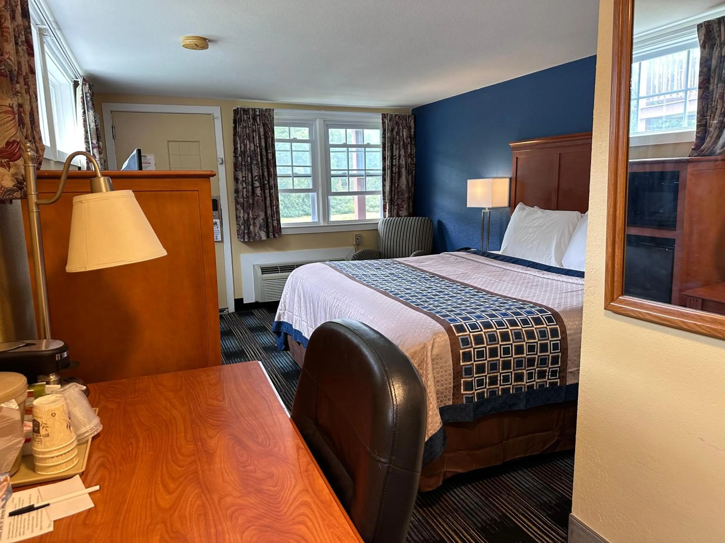 Photo of the whole room, Bed in Swiss Chalets Village Inn