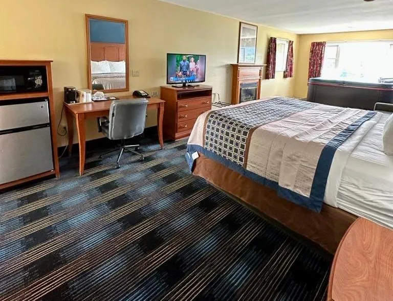 Bedroom, Bed in Swiss Chalets Village Inn