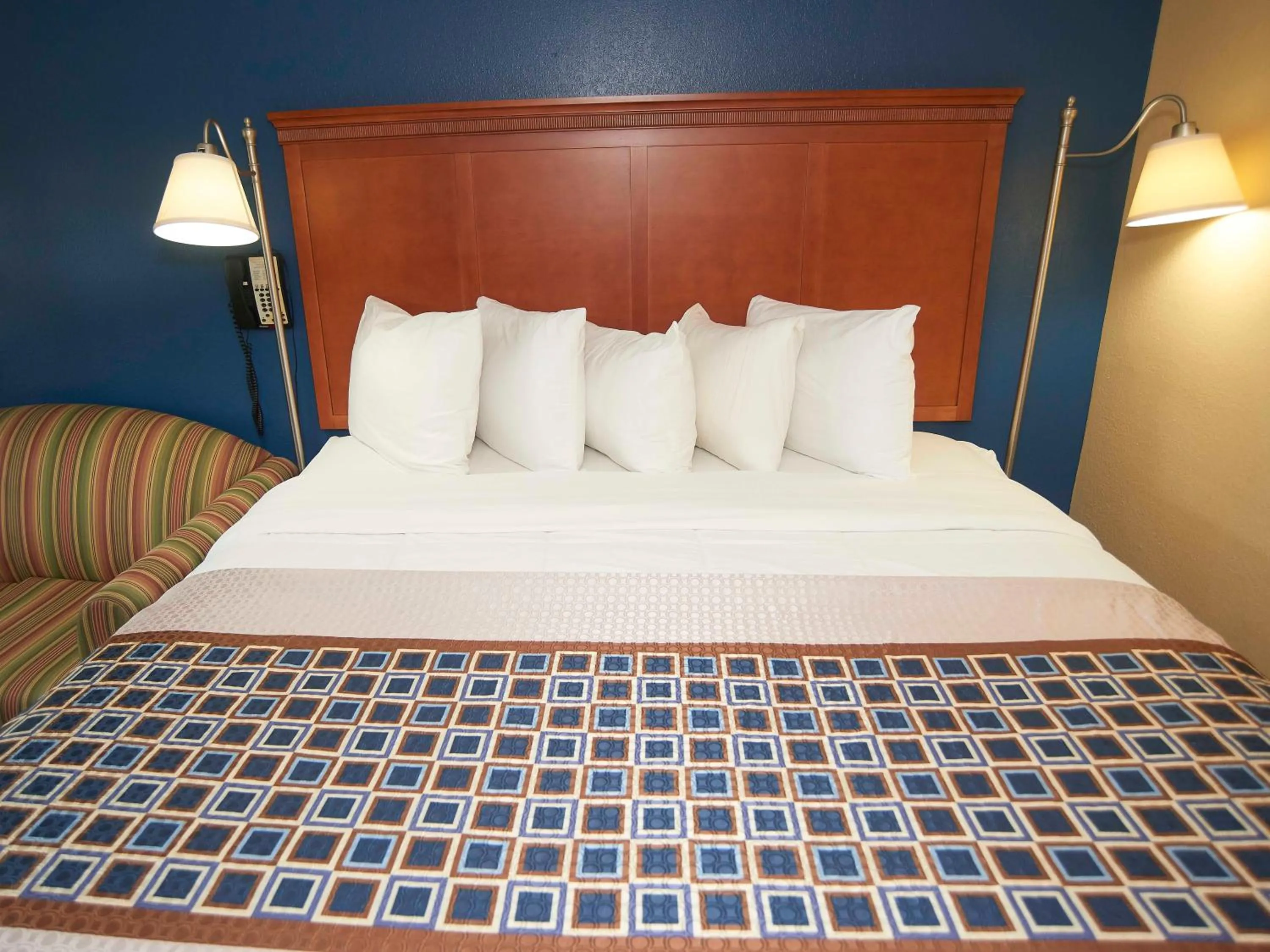 Bedroom, Bed in Swiss Chalets Village Inn