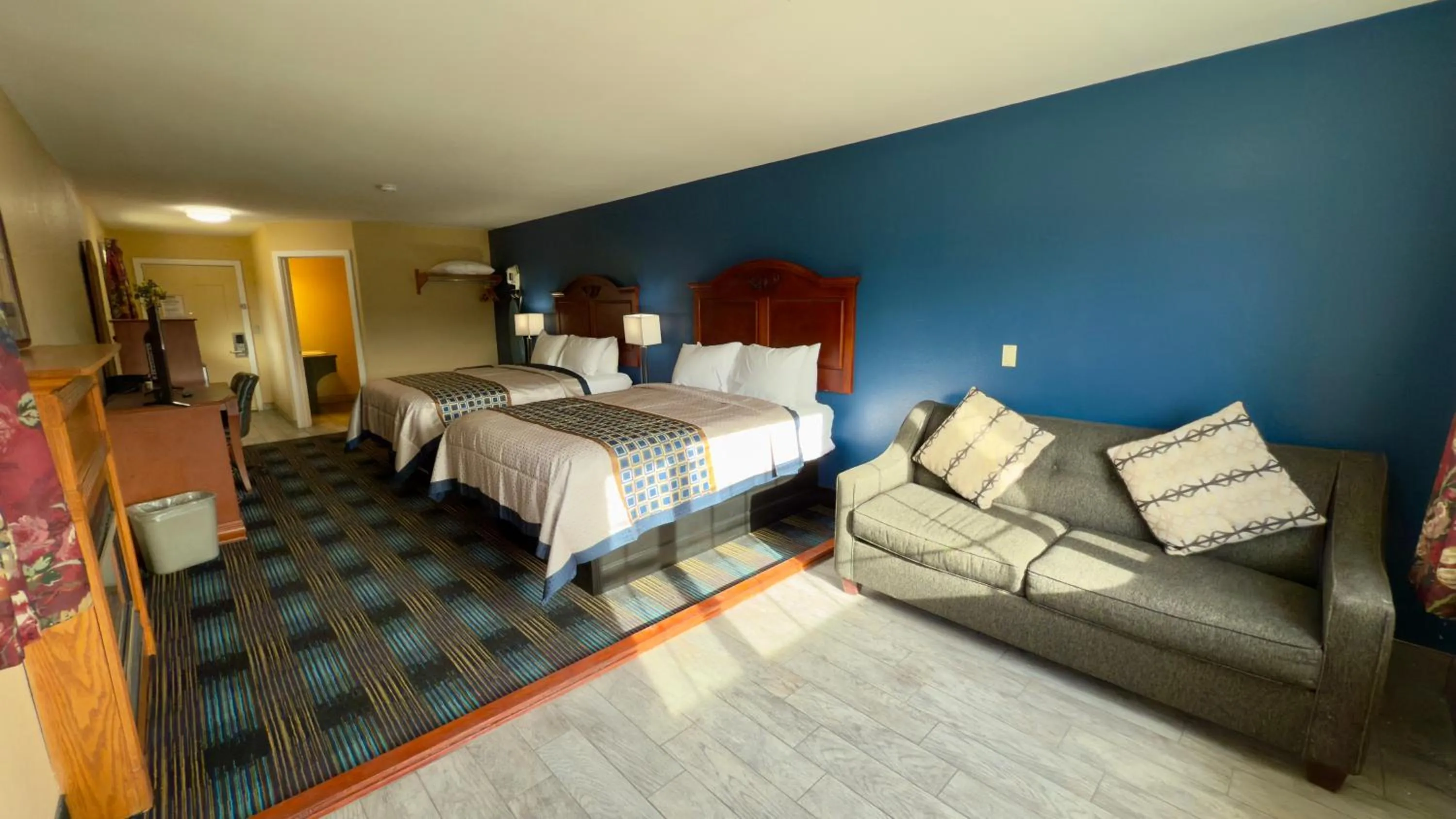 Living room, Bed in Swiss Chalets Village Inn