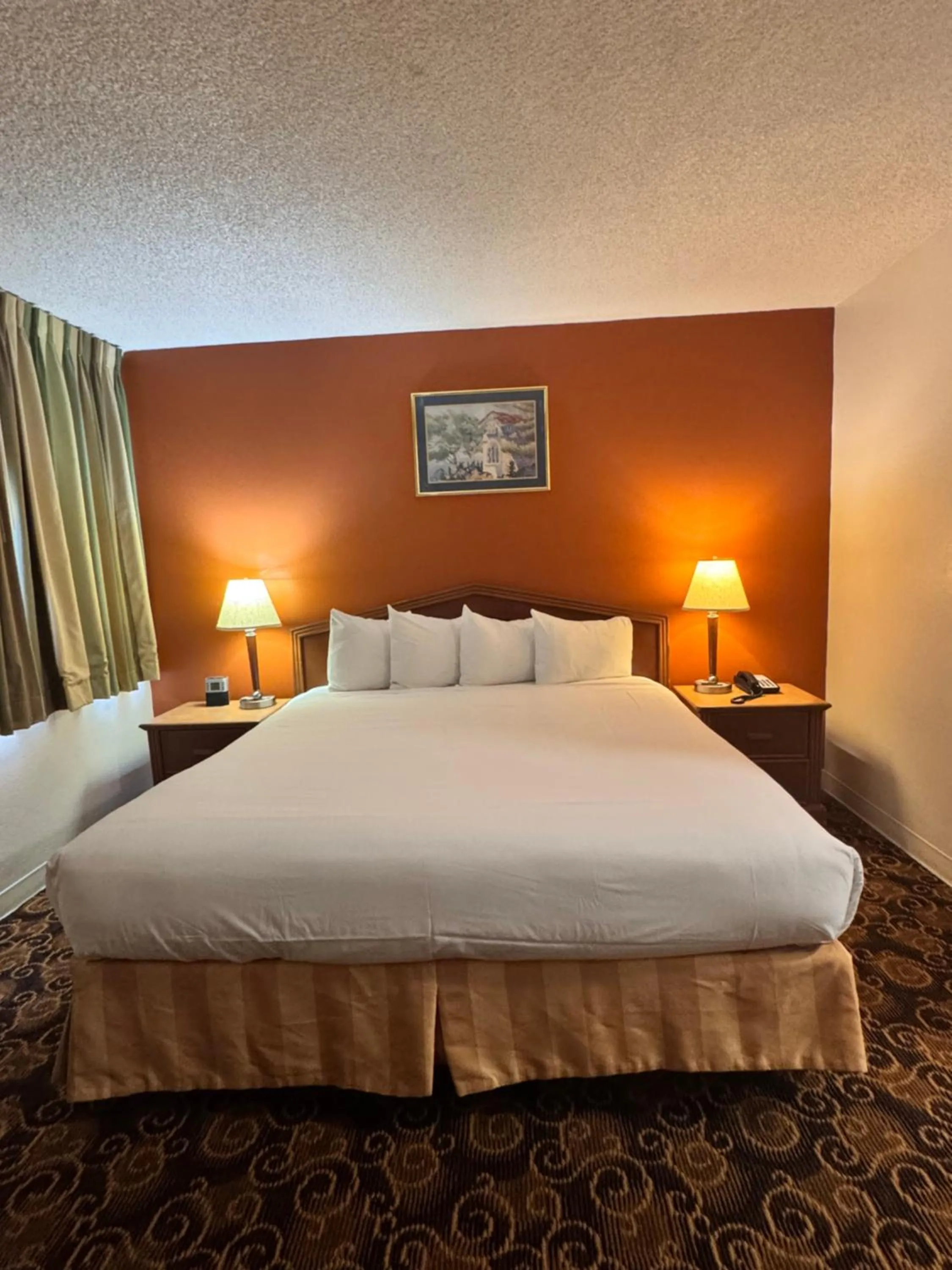 Bedroom, Bed in Granada Inn