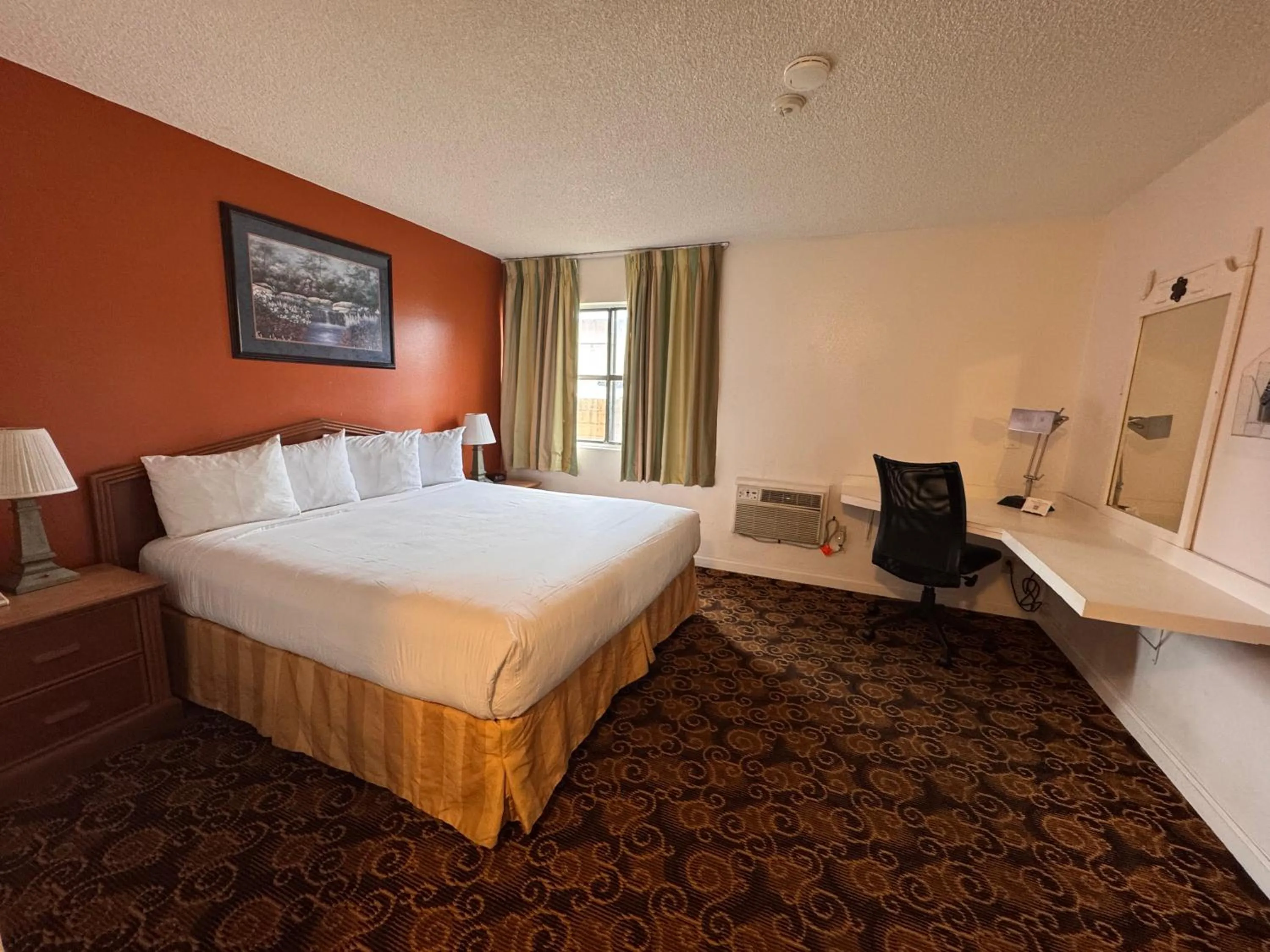 Bathroom, Bed in Granada Inn