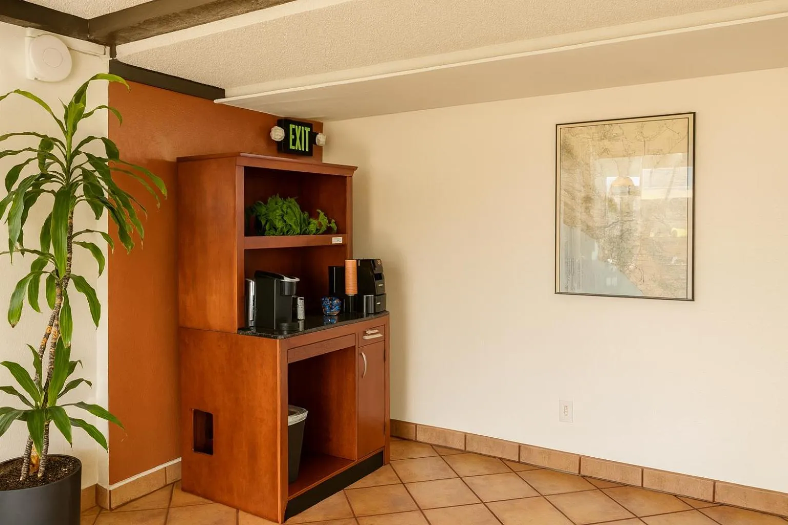Coffee/tea facilities in Granada Inn