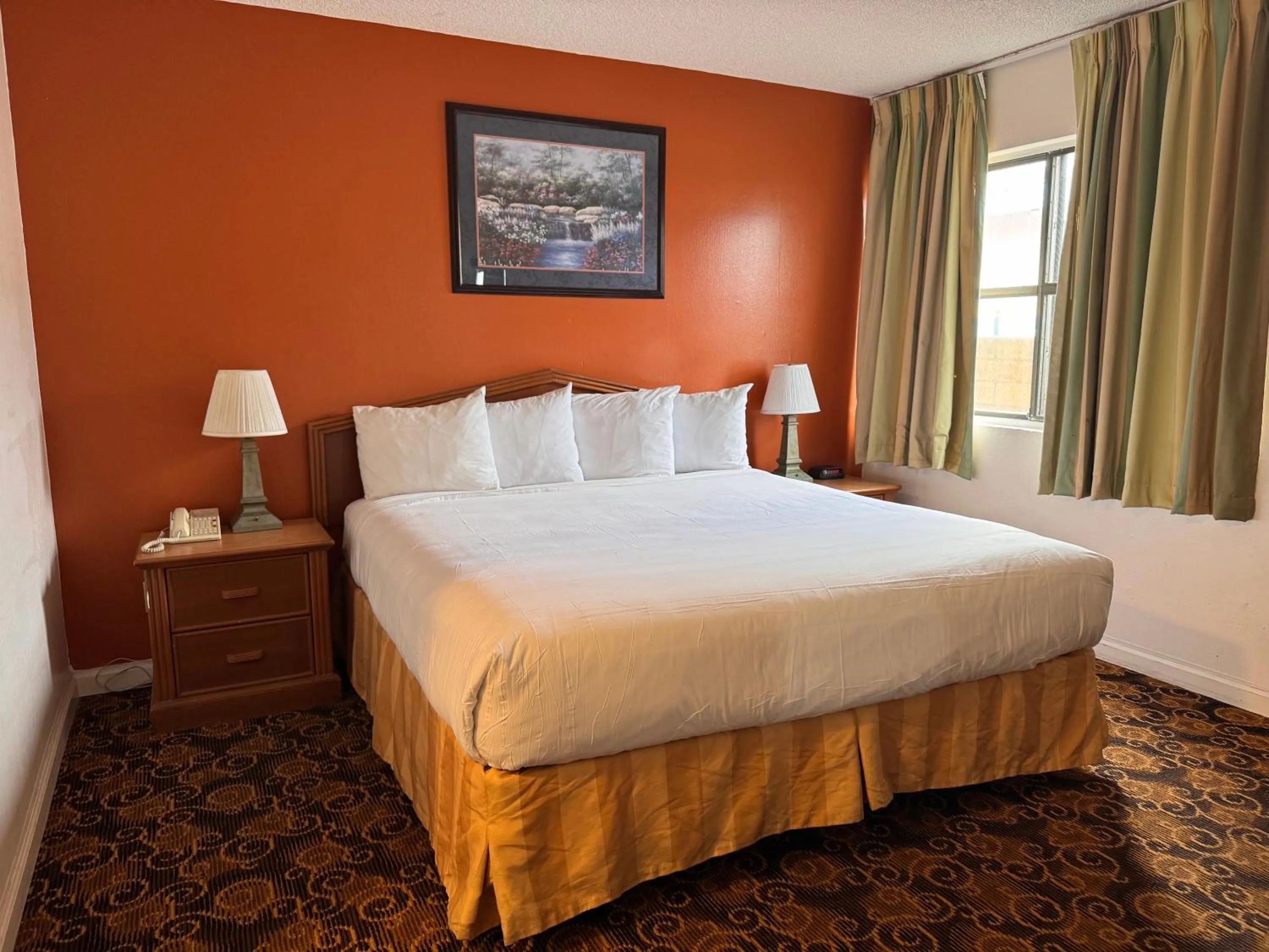 Bedroom, Bed in Granada Inn