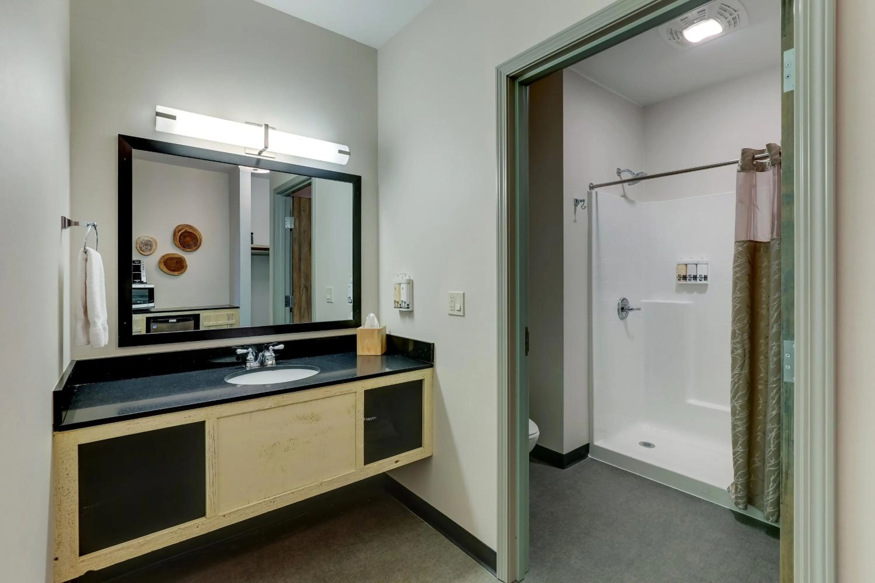 Bathroom in Stoney Creek Hotel Tulsa - Broken Arrow