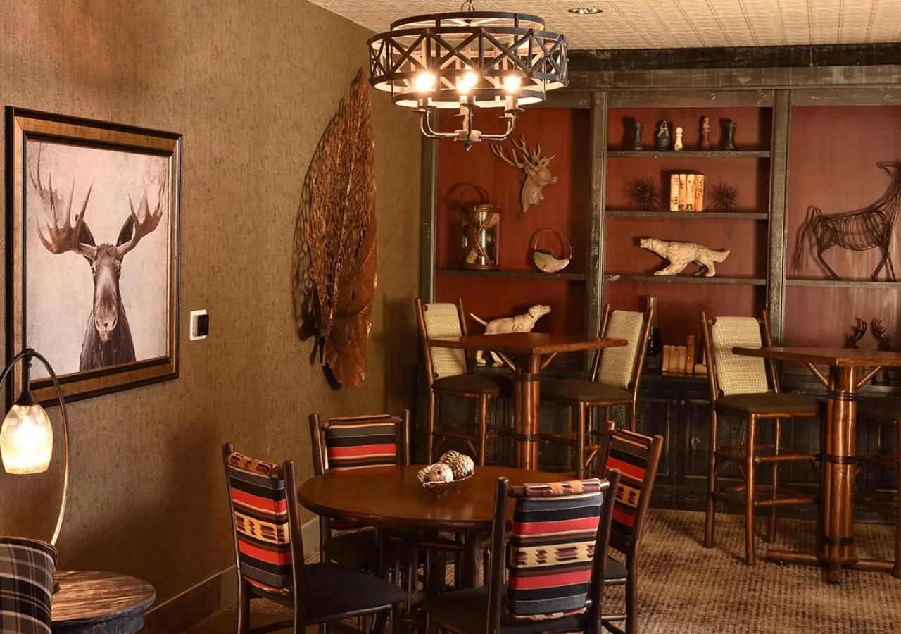 Library in Stoney Creek Hotel Tulsa - Broken Arrow