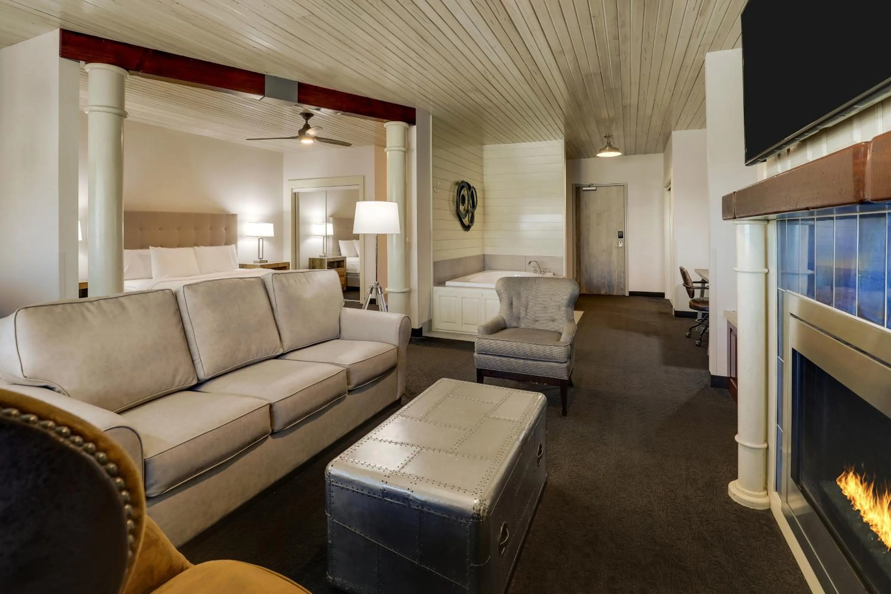 Bed in Stoney Creek Hotel Tulsa - Broken Arrow