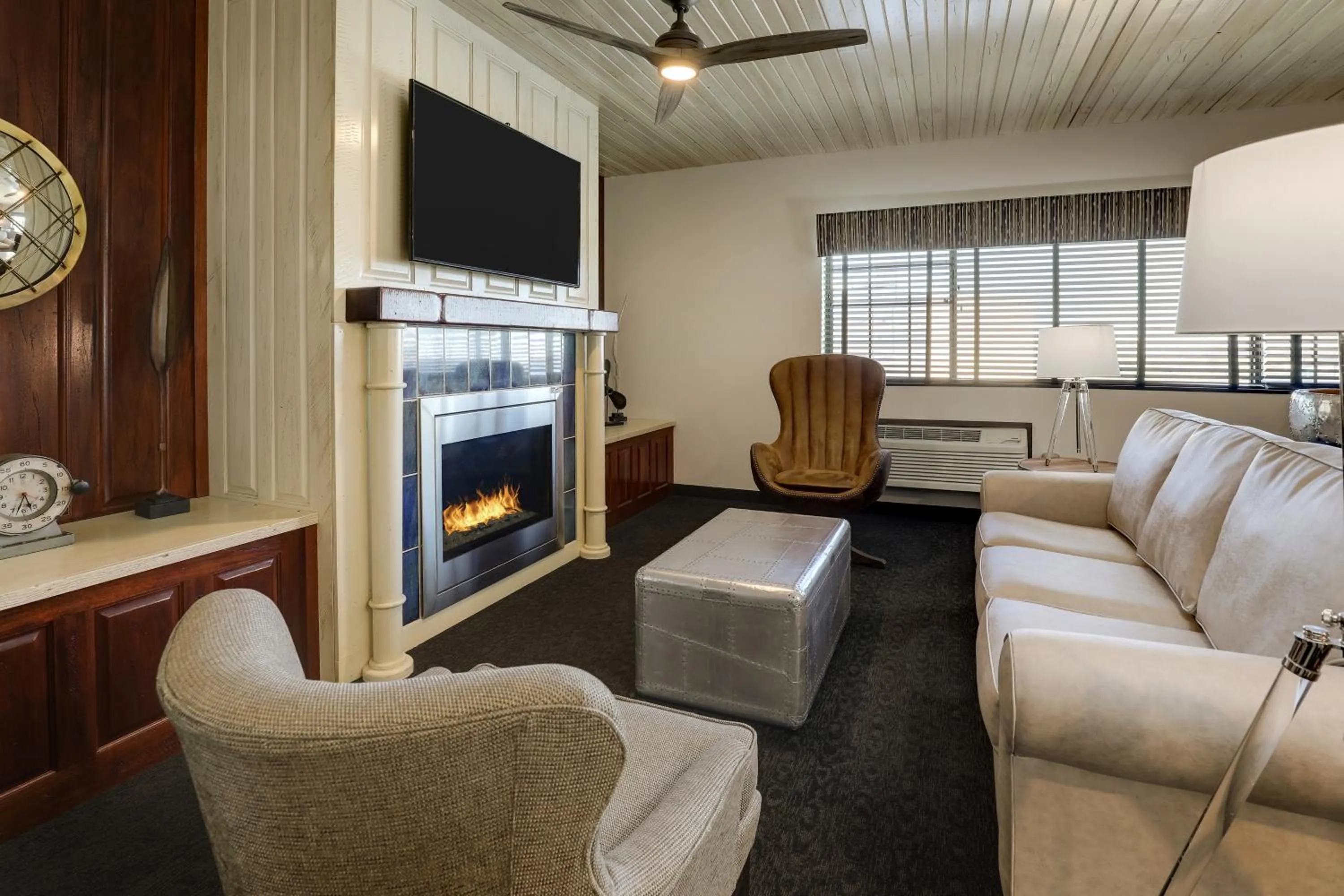 Seating area in Stoney Creek Hotel Tulsa - Broken Arrow