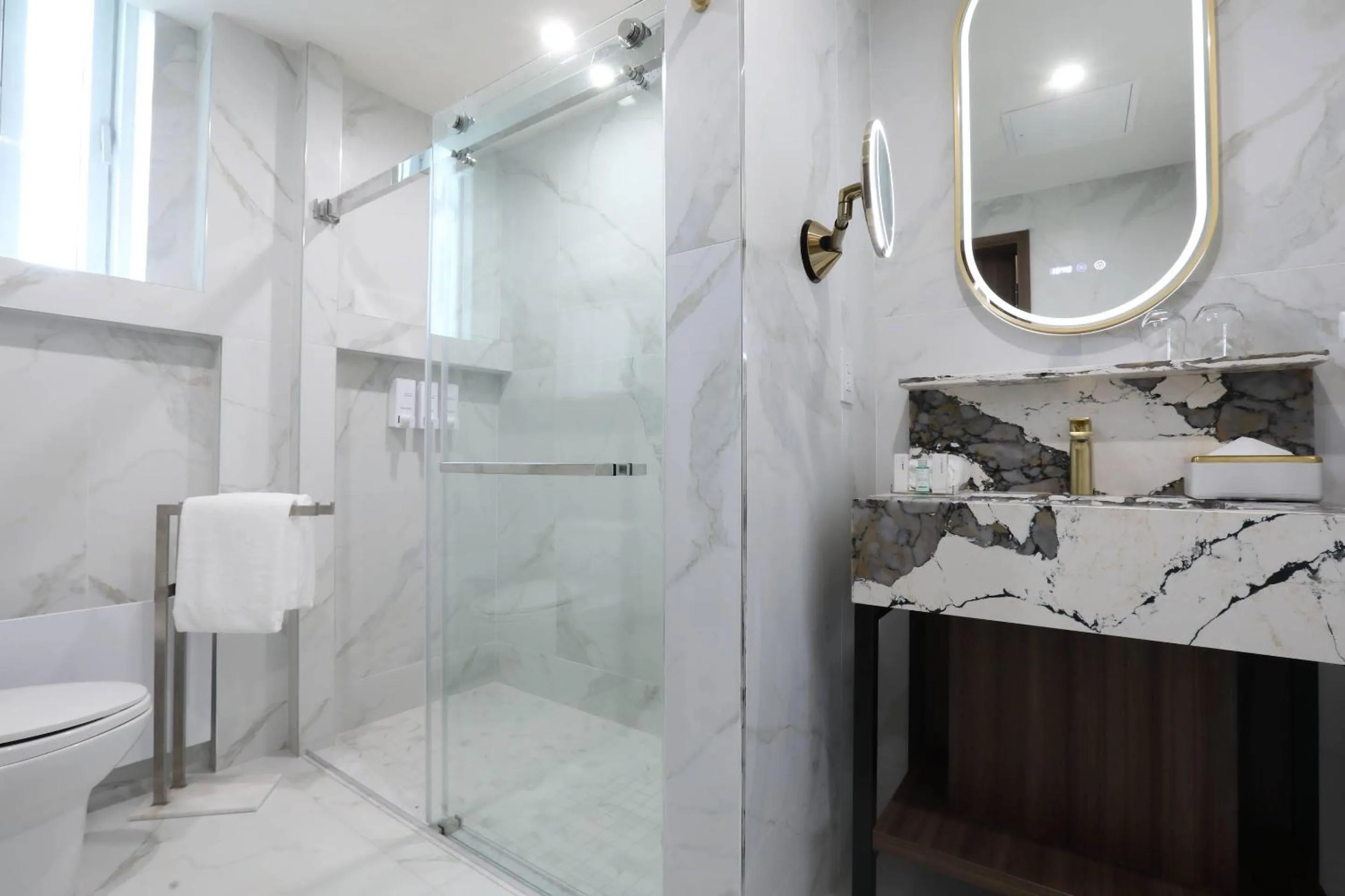 Bedroom in The Fort Garry Hotel, Spa and Conference Centre, an Ascend Collection Hotel