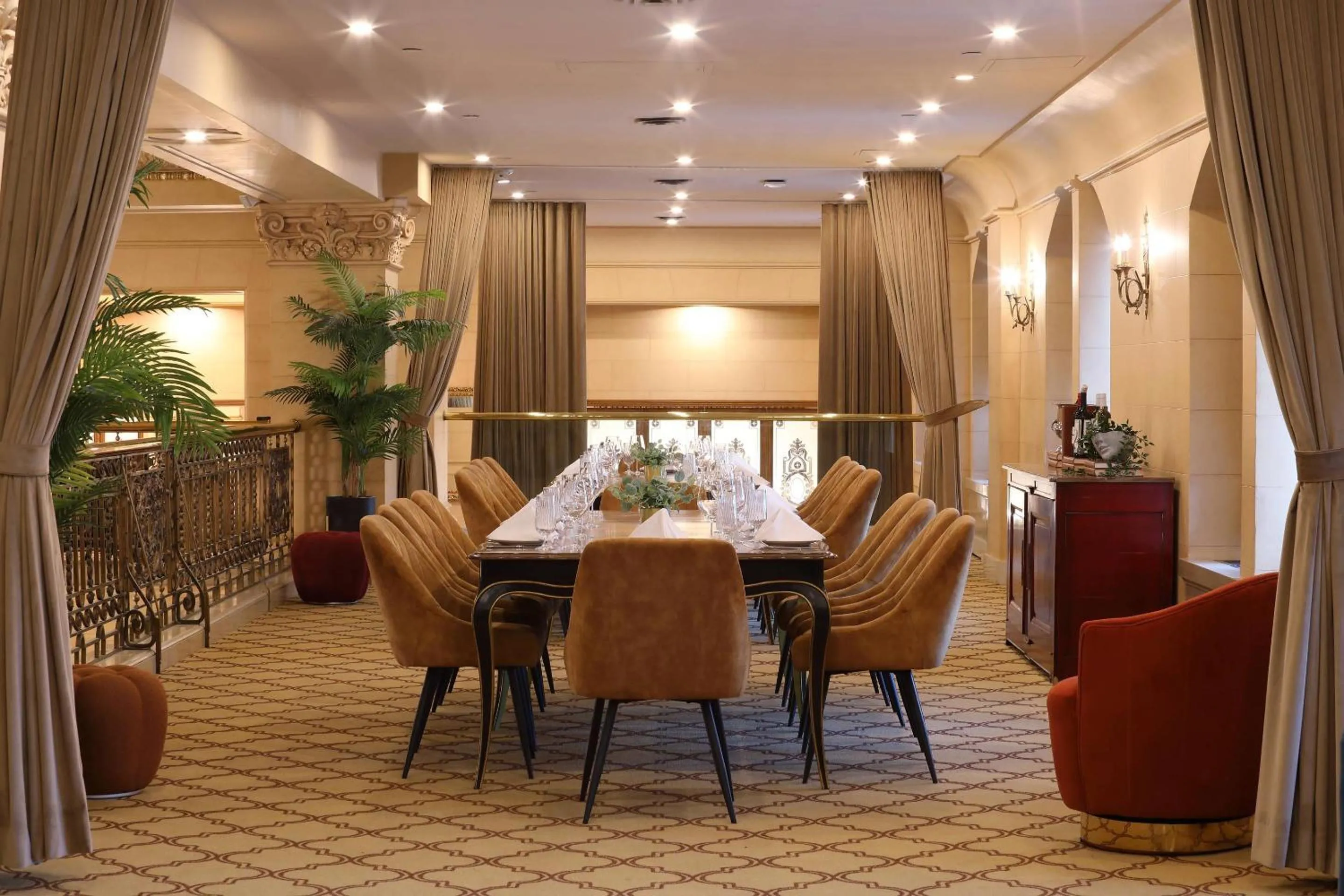 Lounge or bar in The Fort Garry Hotel, Spa and Conference Centre, an Ascend Collection Hotel