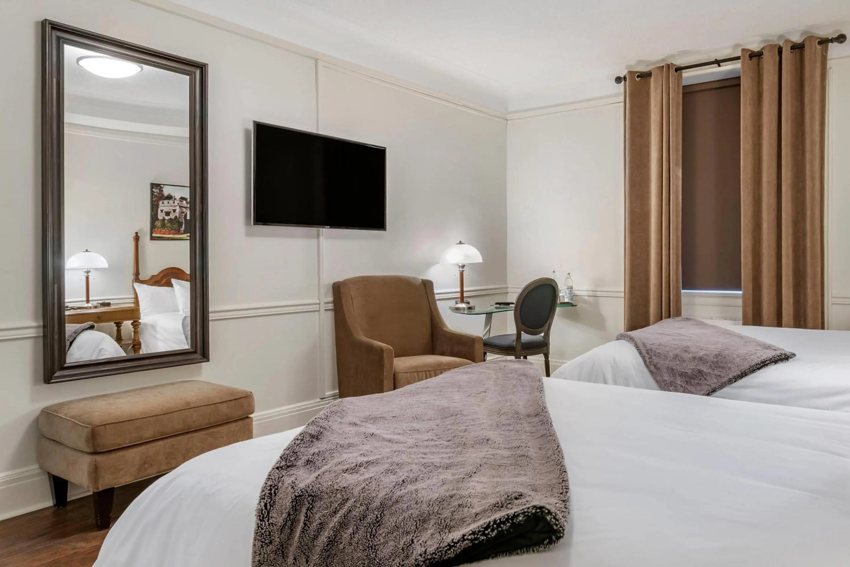 Bedroom, Bed in The Fort Garry Hotel, Spa and Conference Centre, an Ascend Collection Hotel