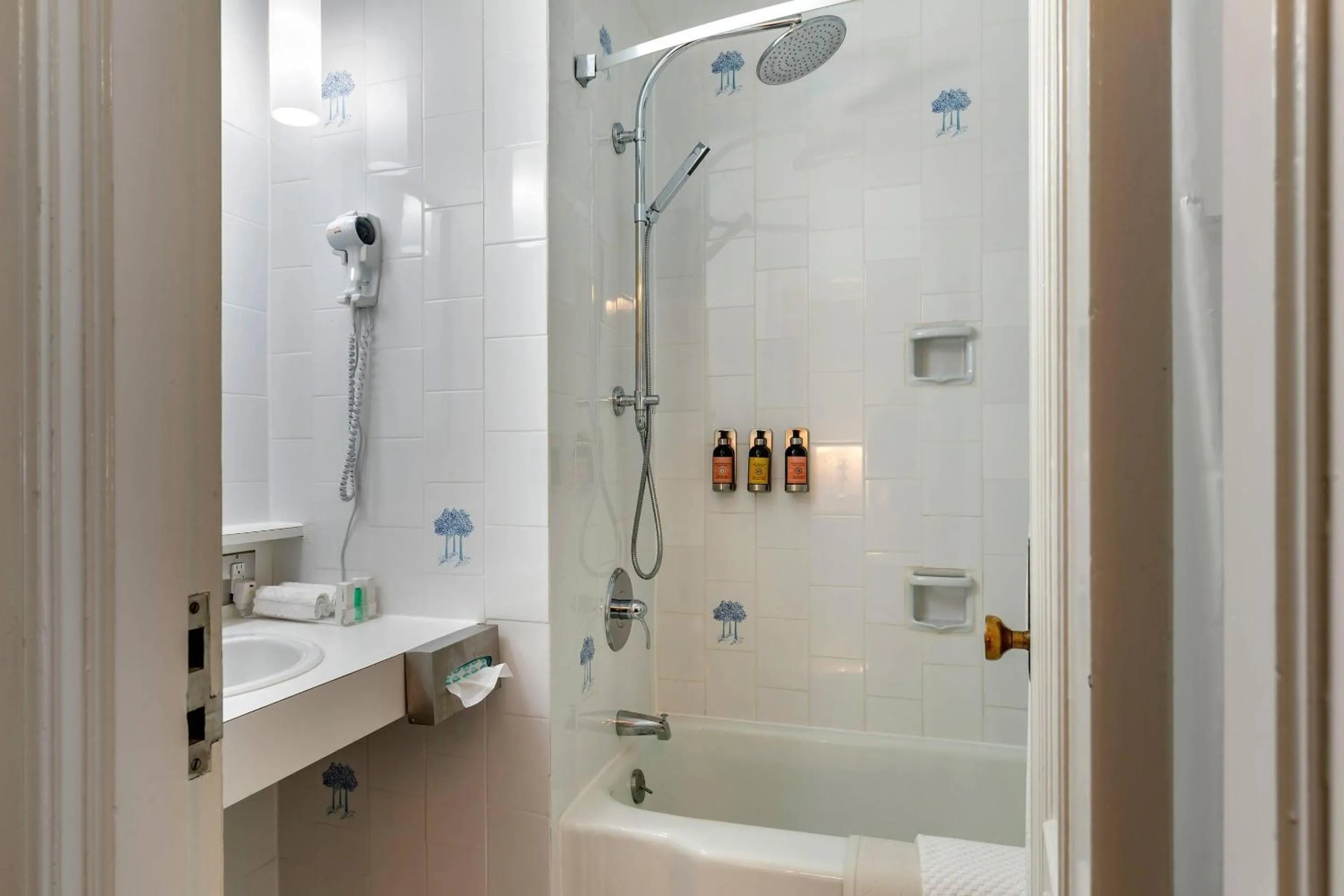 Bedroom in The Fort Garry Hotel, Spa and Conference Centre, an Ascend Collection Hotel