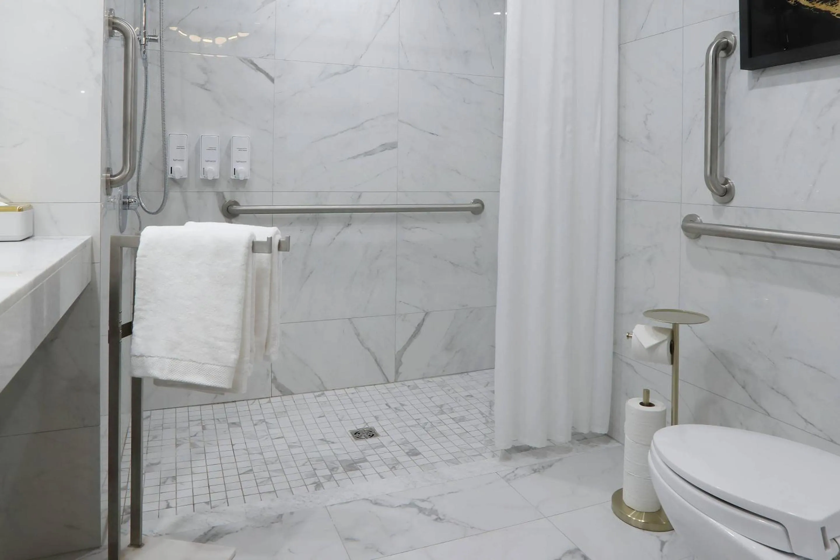 Bedroom in The Fort Garry Hotel, Spa and Conference Centre, an Ascend Collection Hotel