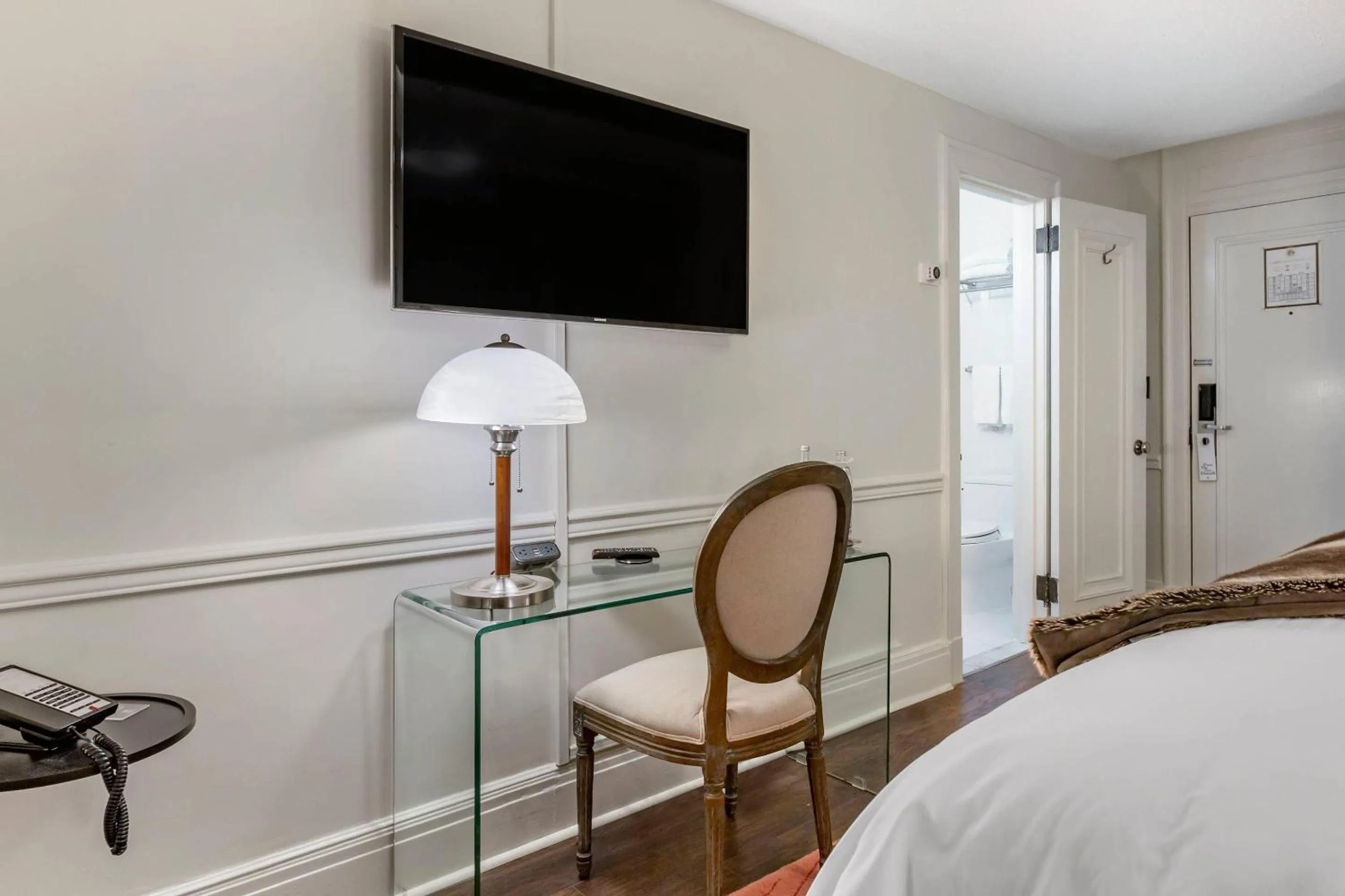 Bedroom, Bed in The Fort Garry Hotel, Spa and Conference Centre, an Ascend Collection Hotel