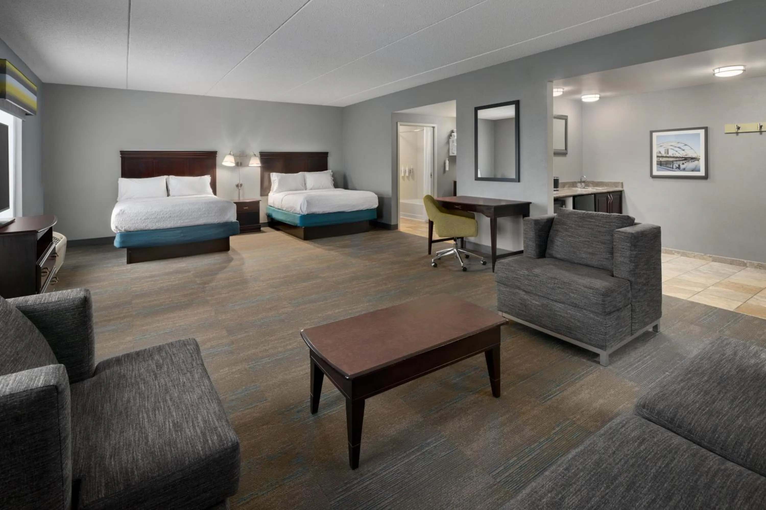 Bedroom, Bed in Hampton Inn Rochester - Irondequoit