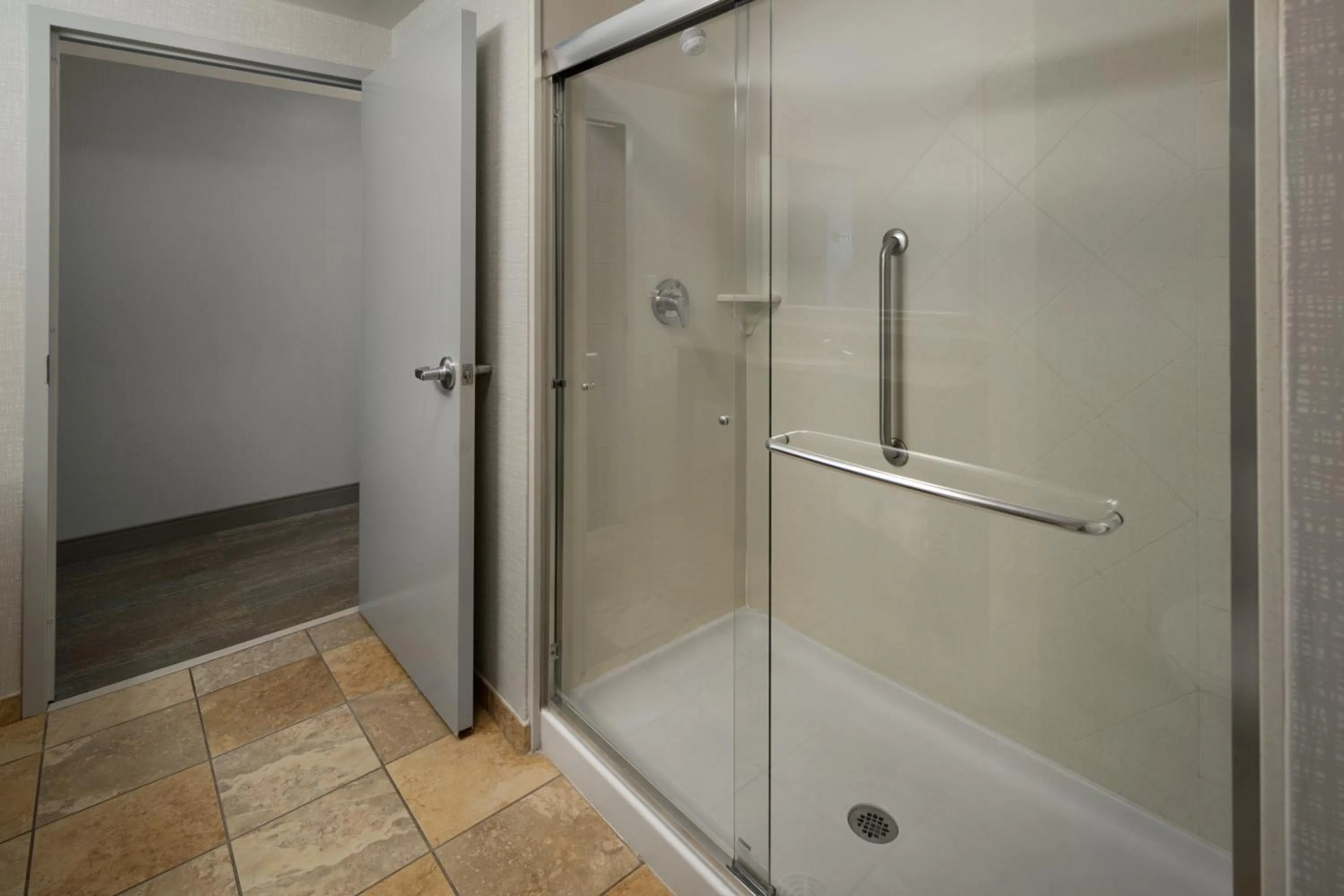 Bathroom in Hampton Inn Rochester - Irondequoit