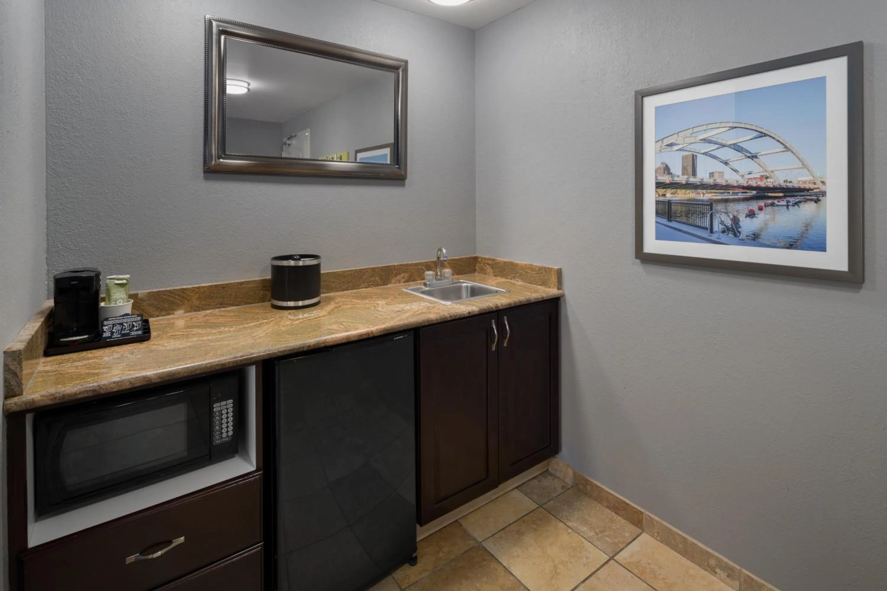 kitchen in Hampton Inn Rochester - Irondequoit