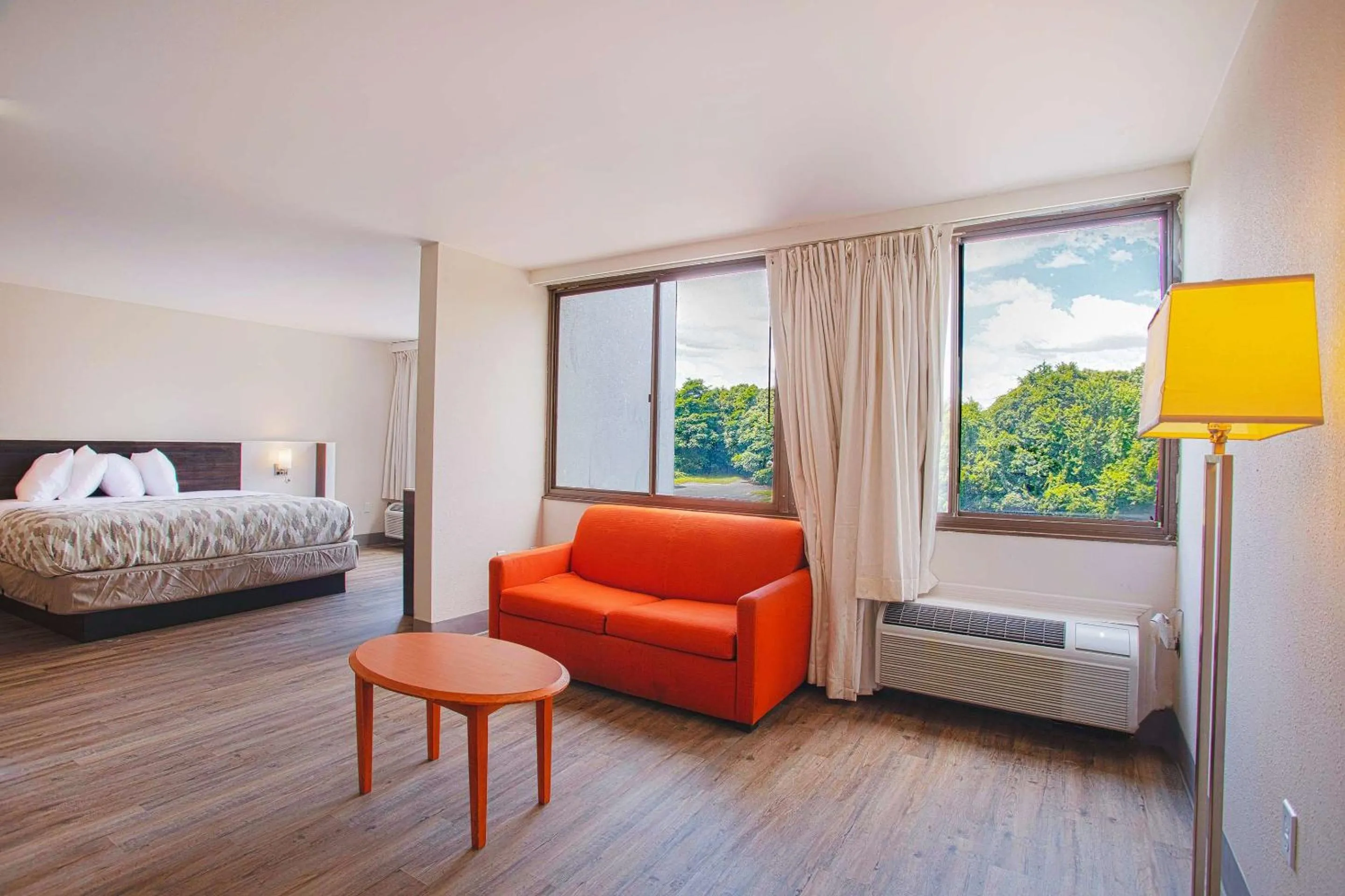 Bedroom, Bed in Americas Best Value Inn Winston-Salem