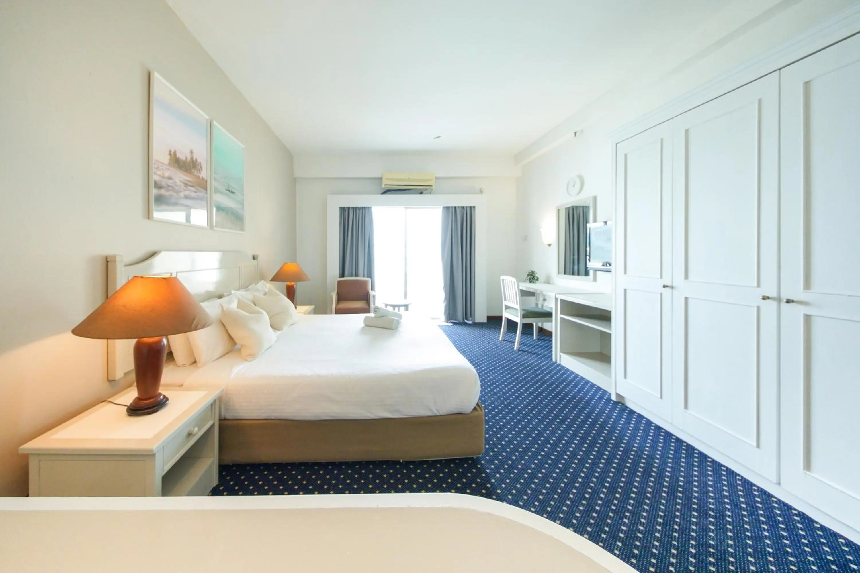 Bed in Rainbow Paradise Beach Resort