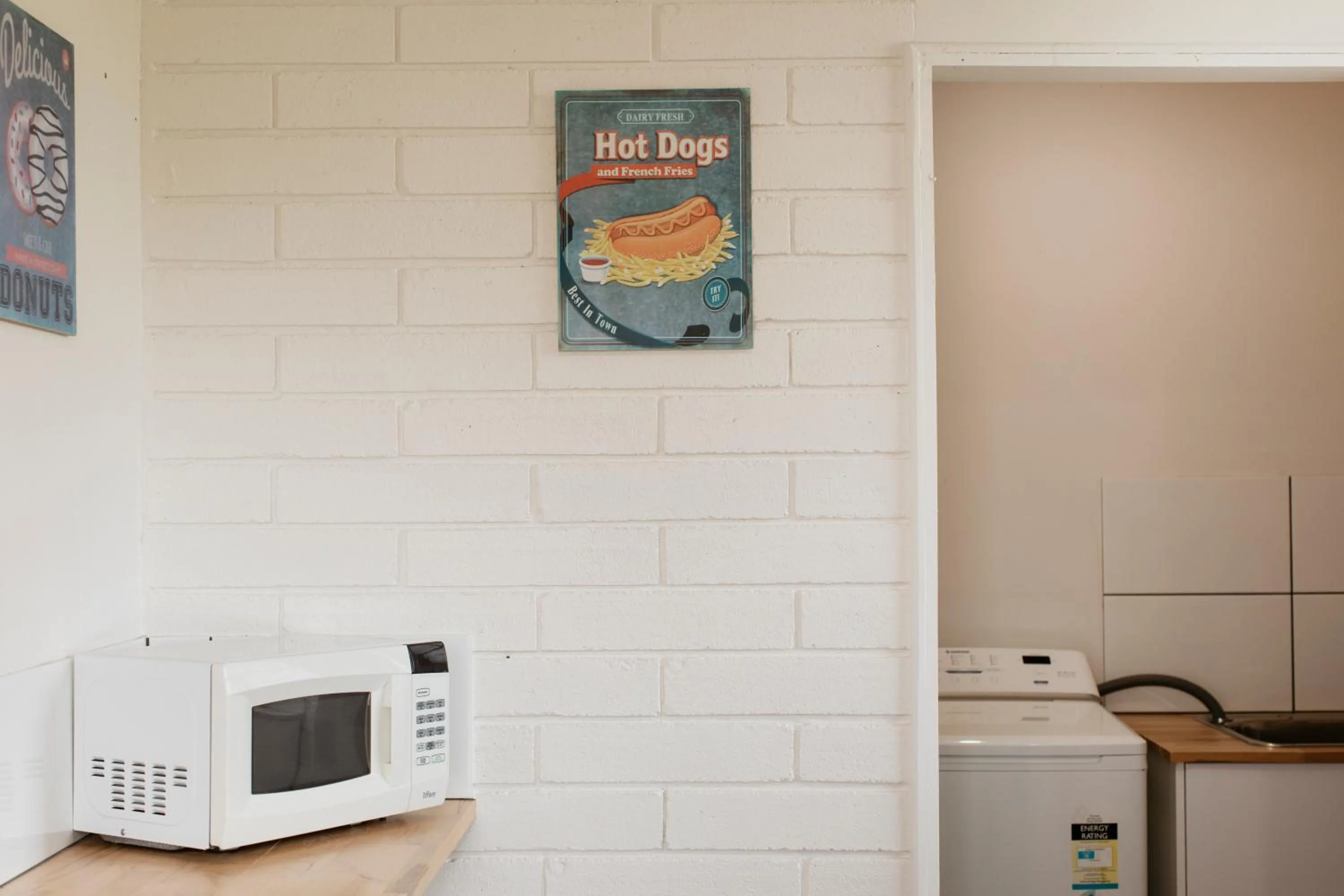 Communal kitchen in Anchor Wheel Motel