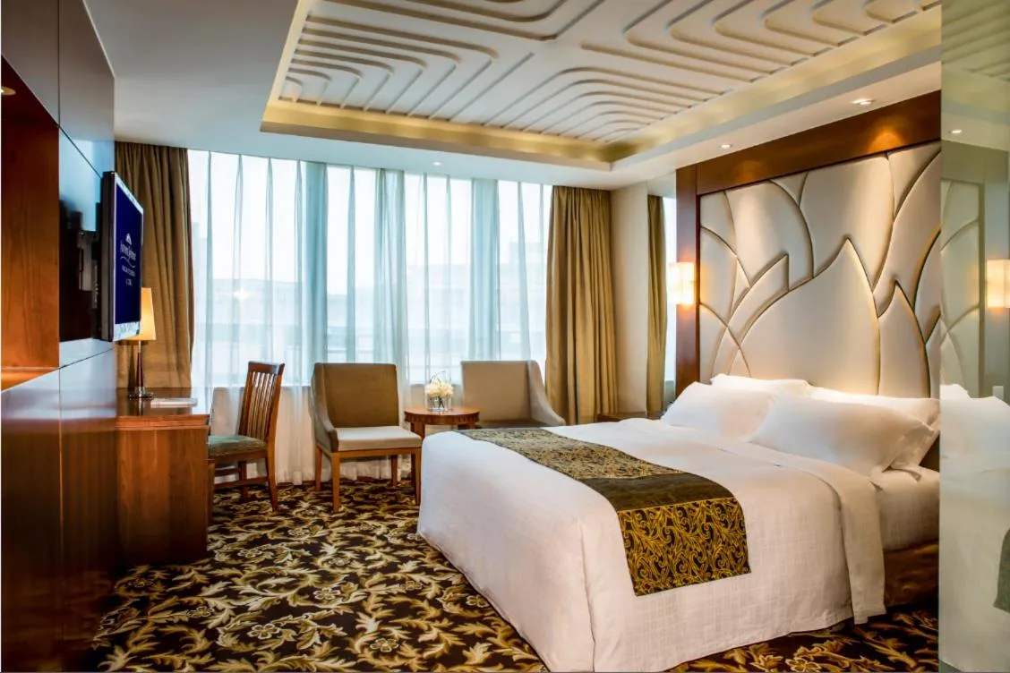 Bedroom, Bed in Howard Johnson Paragon Hotel Beijing