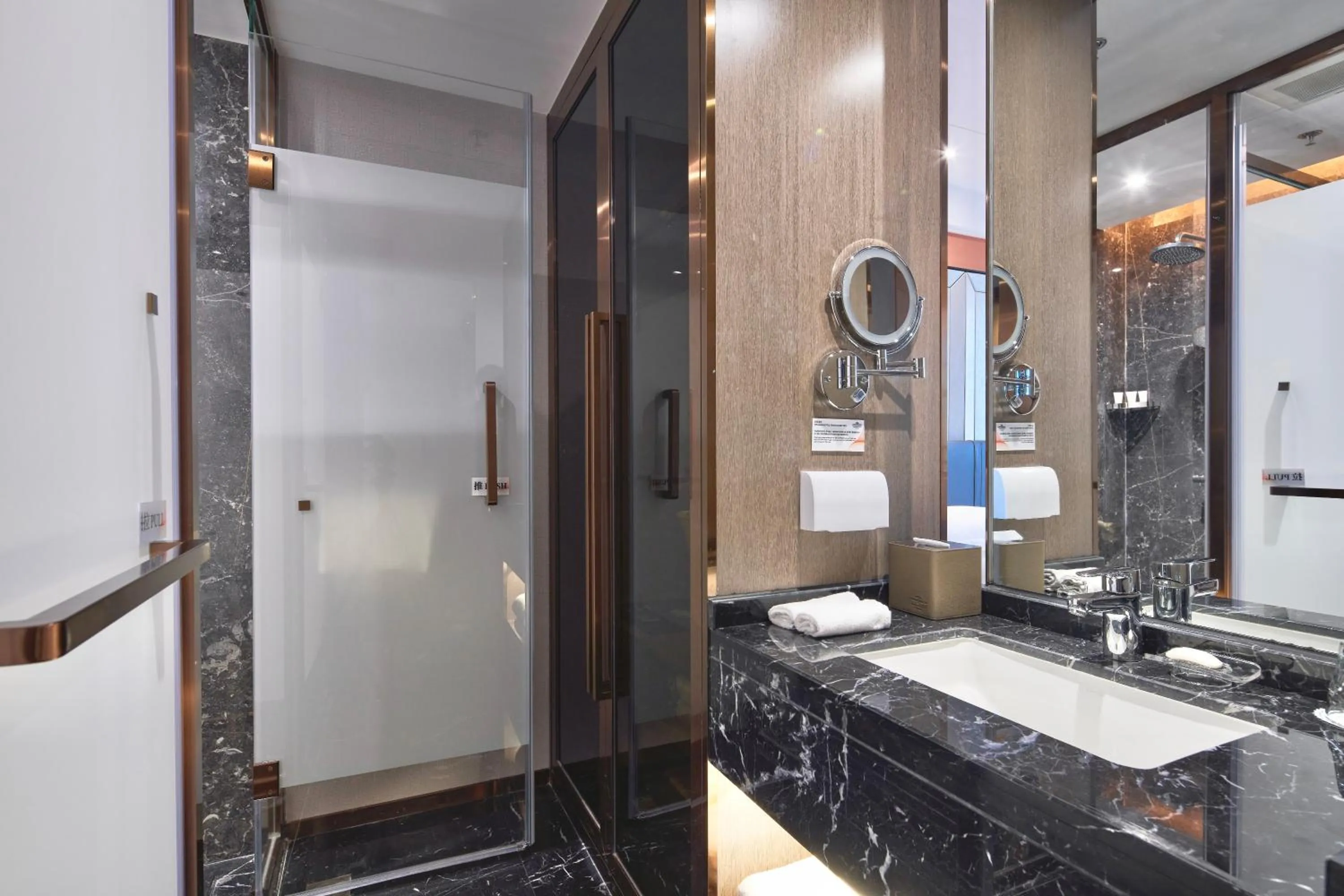 Bathroom in Howard Johnson Paragon Hotel Beijing