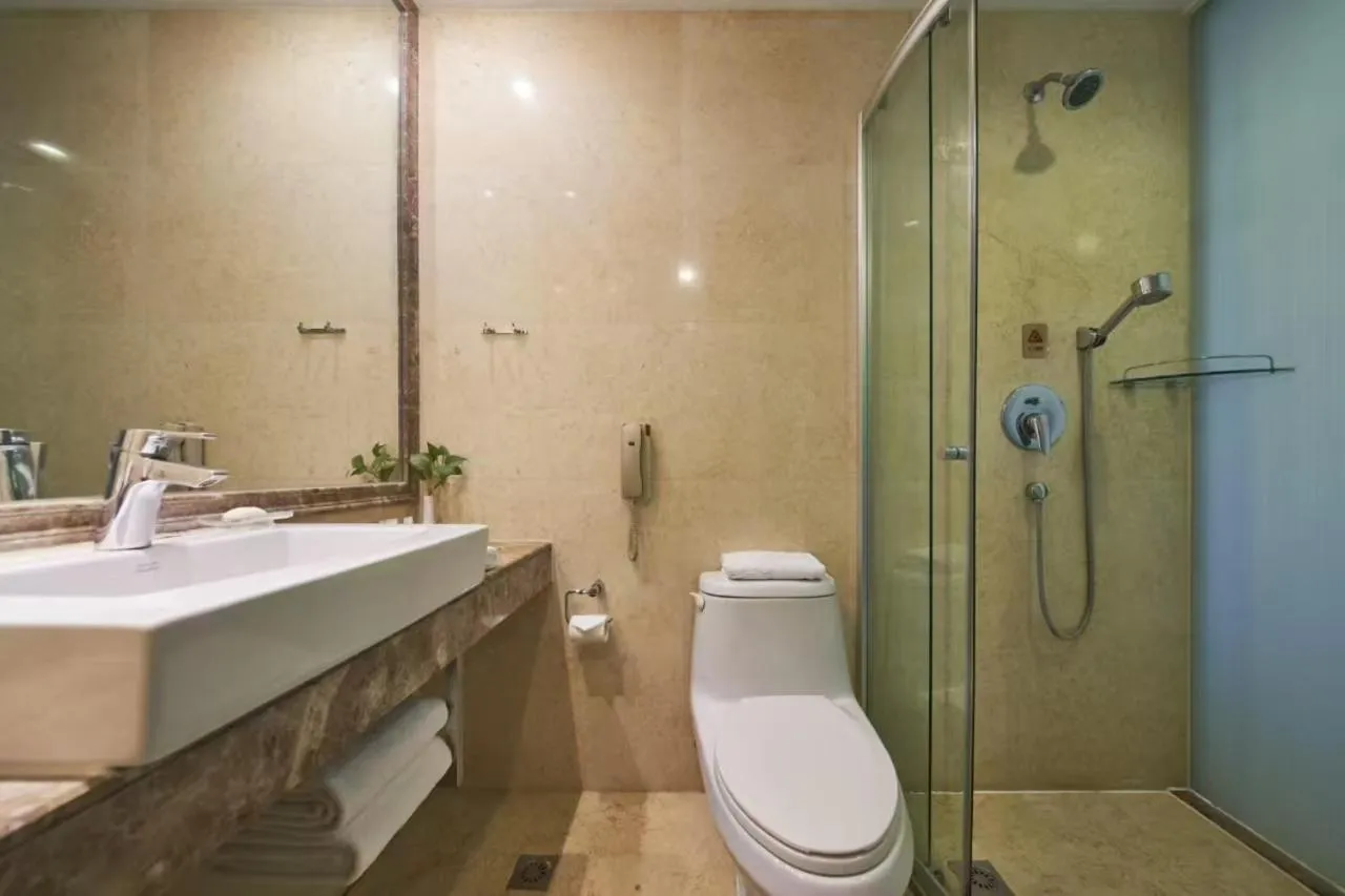 Toilet in Howard Johnson Paragon Hotel Beijing