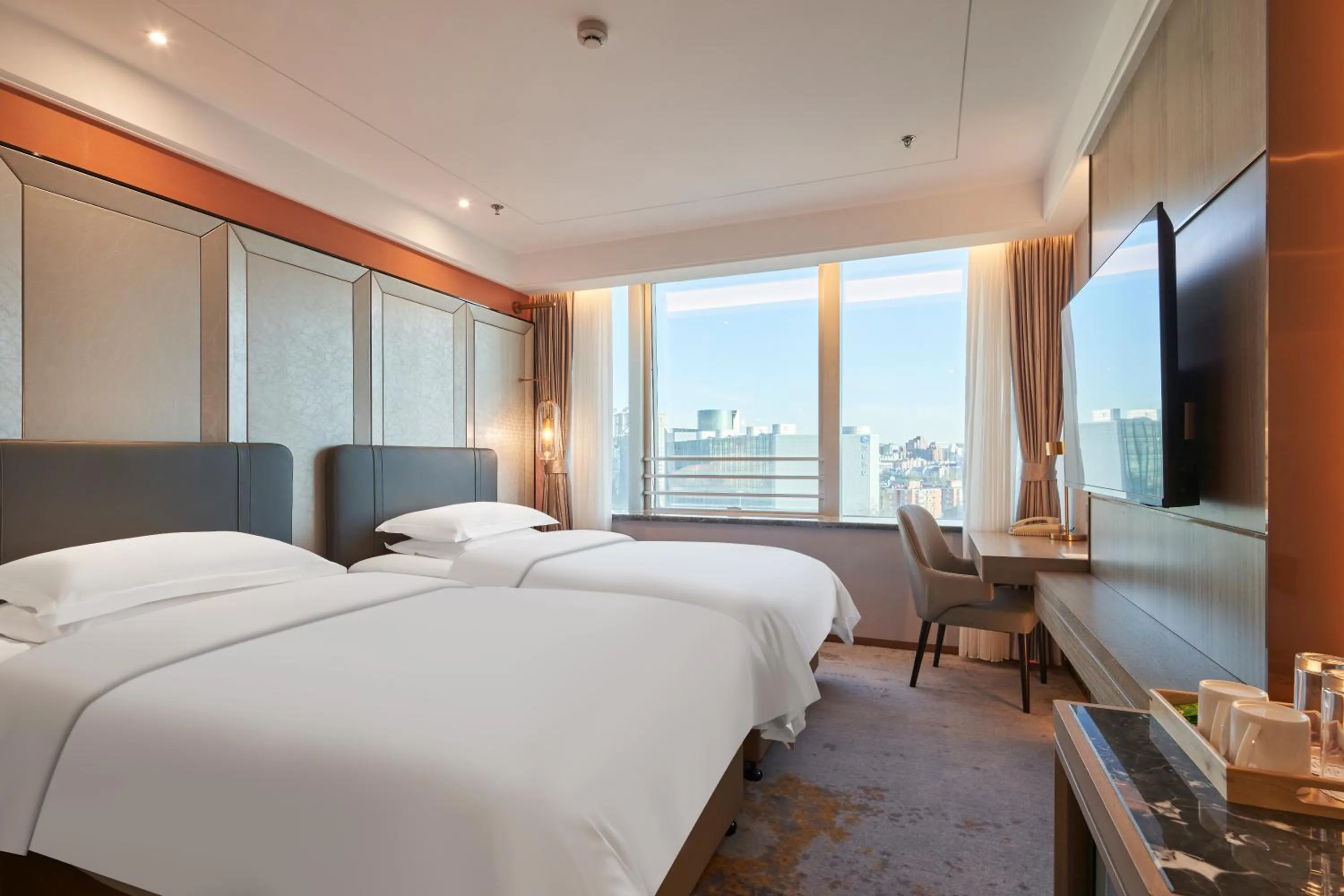 Bedroom, Bed in Howard Johnson Paragon Hotel Beijing