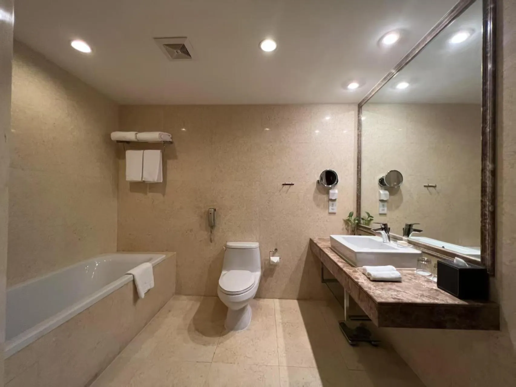 Toilet in Howard Johnson Paragon Hotel Beijing