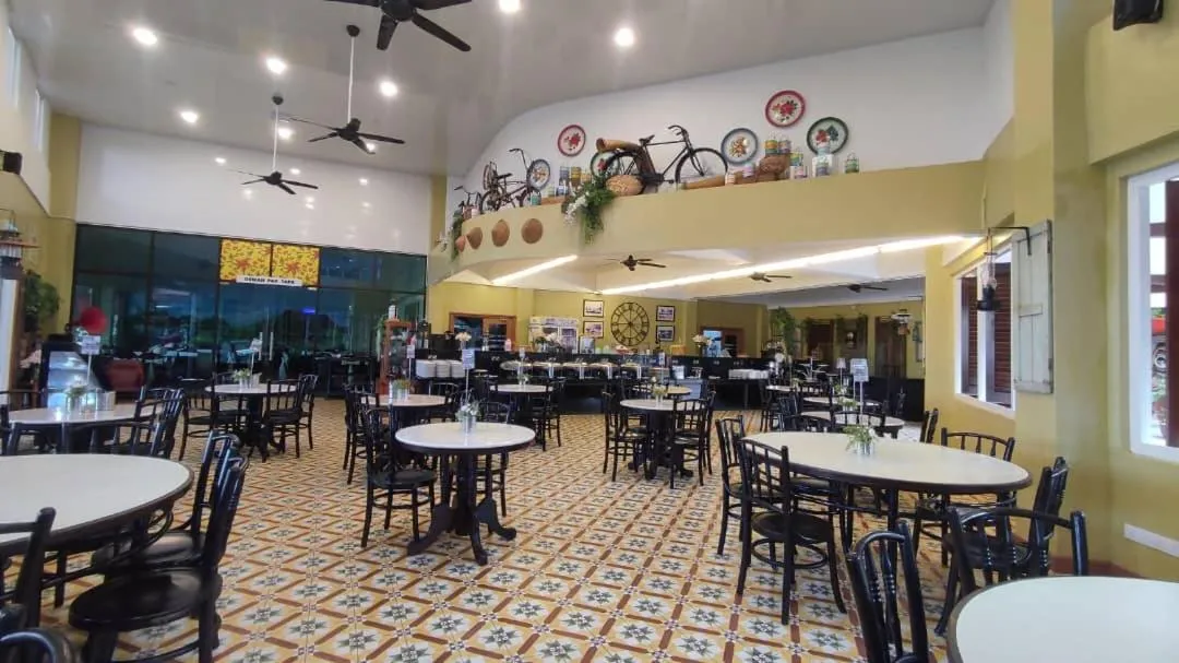 Restaurant/places to eat in Bukit Merah Laketown Resort