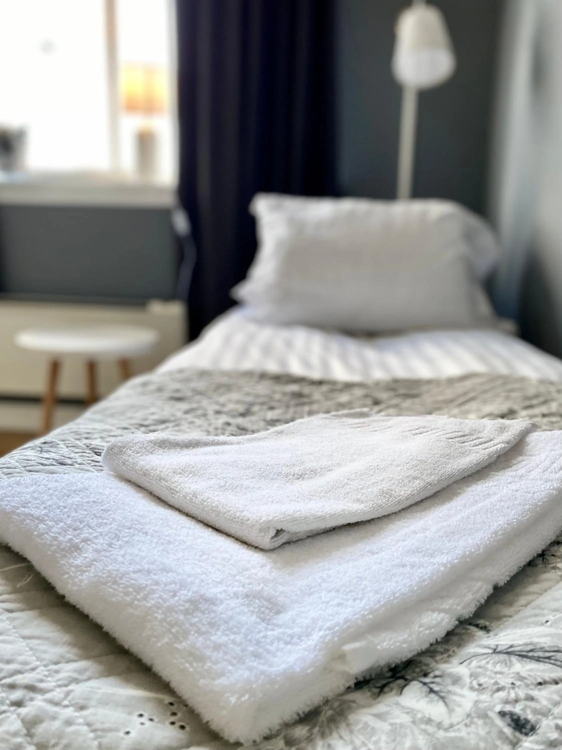 Property building, Bed in Kaptenshuset Hotell