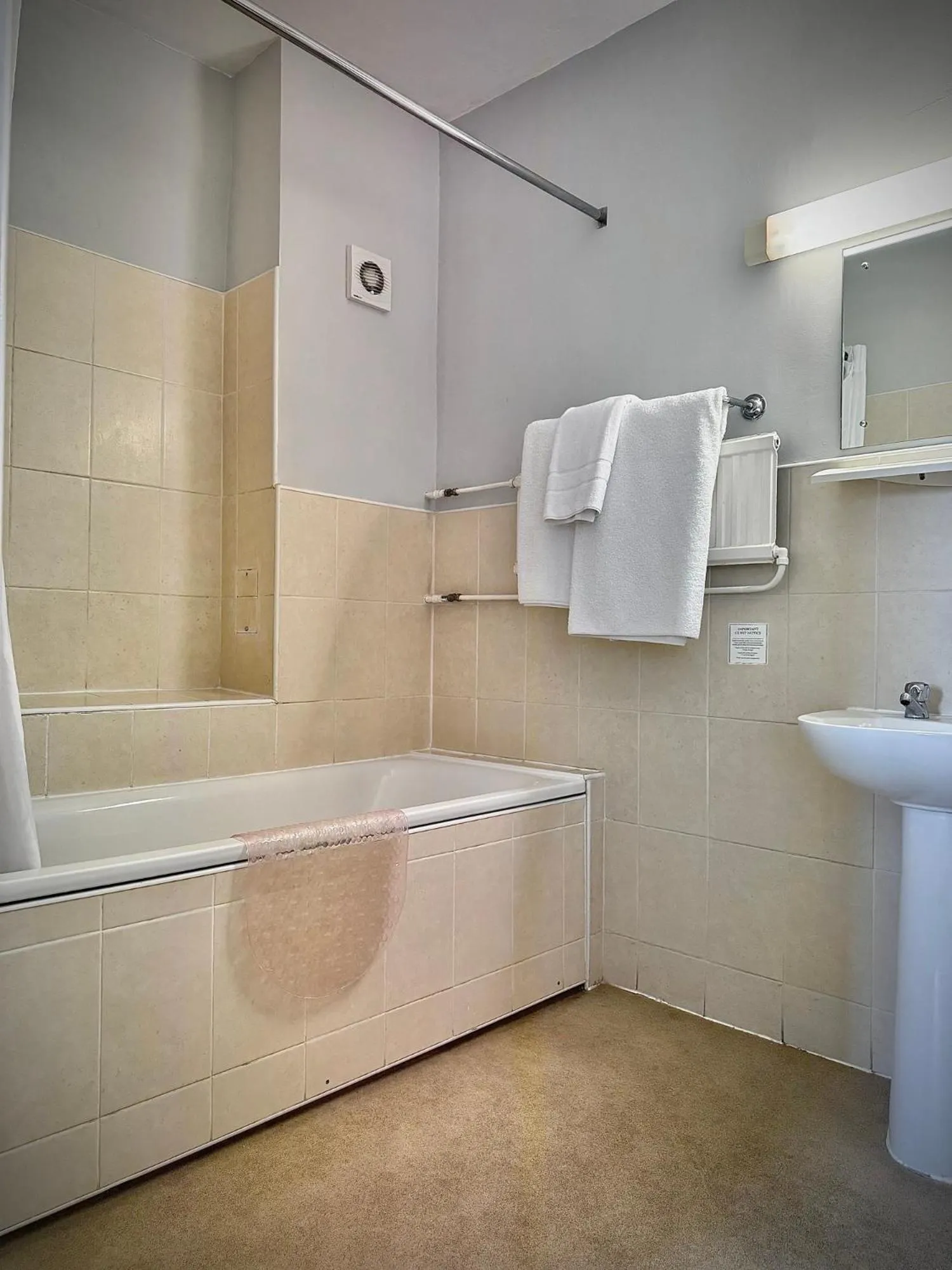 Bathroom in St George Hotel Rochester-Chatham