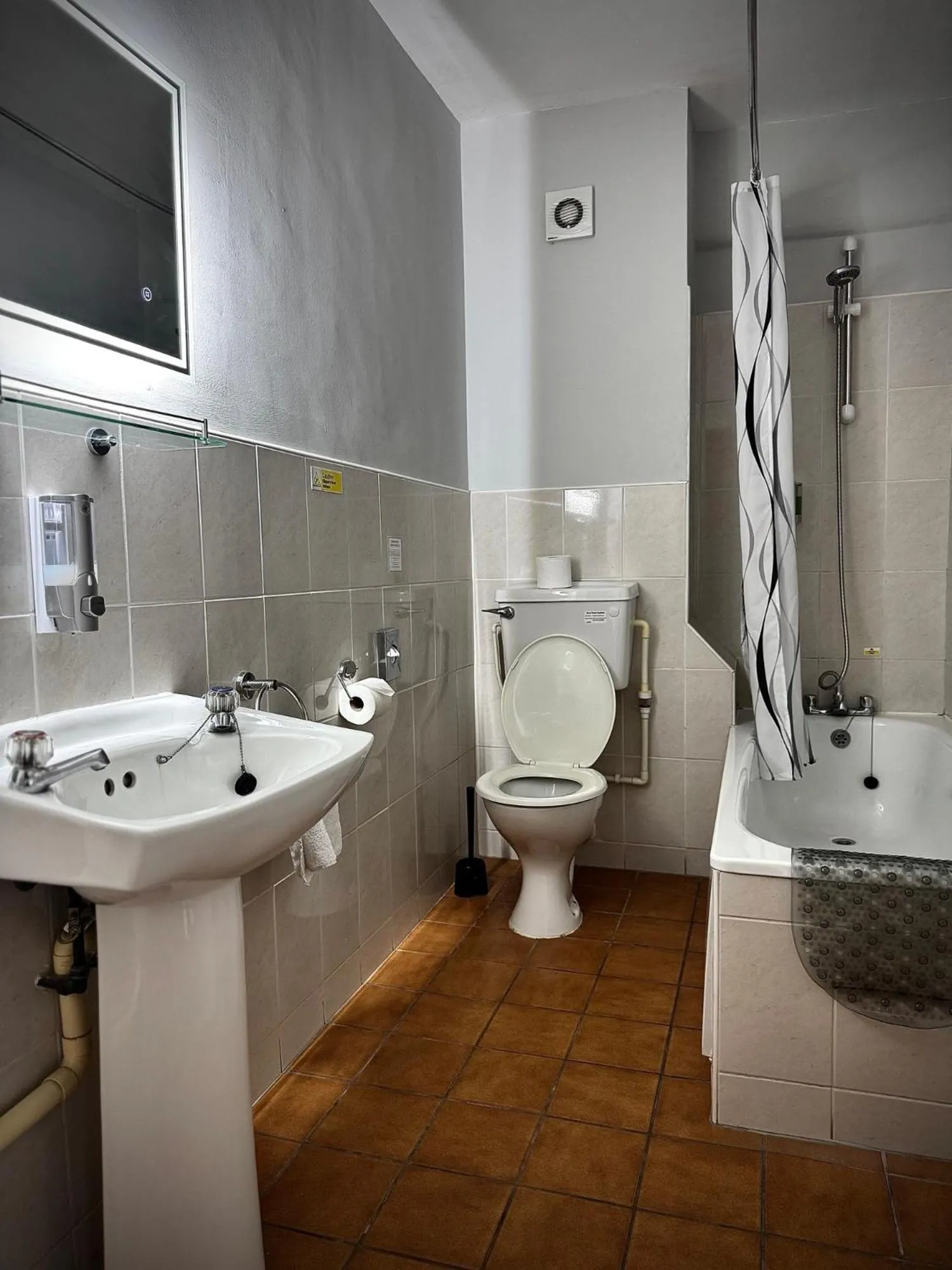 Bathroom in St George Hotel Rochester-Chatham