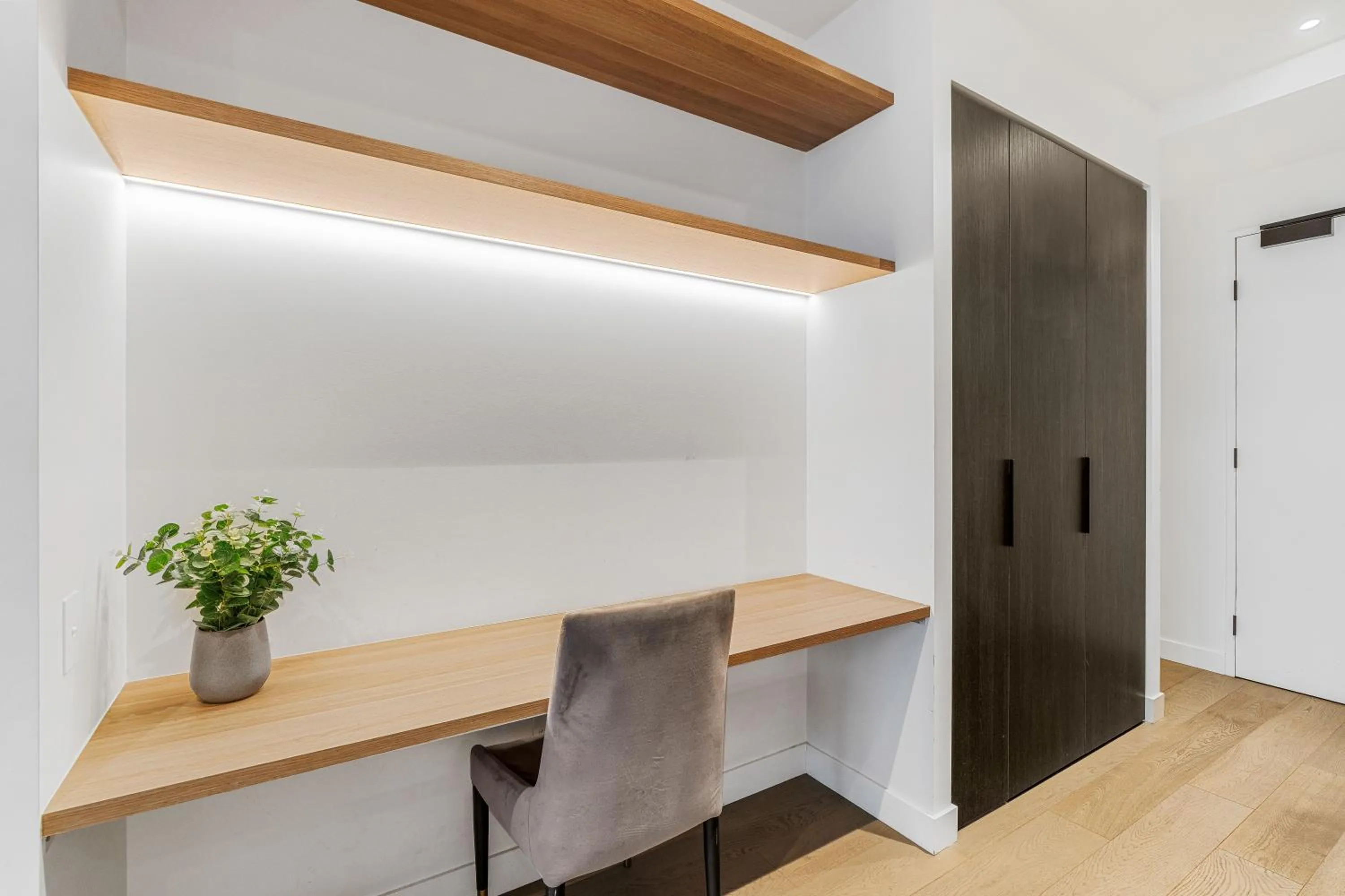 Seating area in The Eminence Apartments by CLLIX