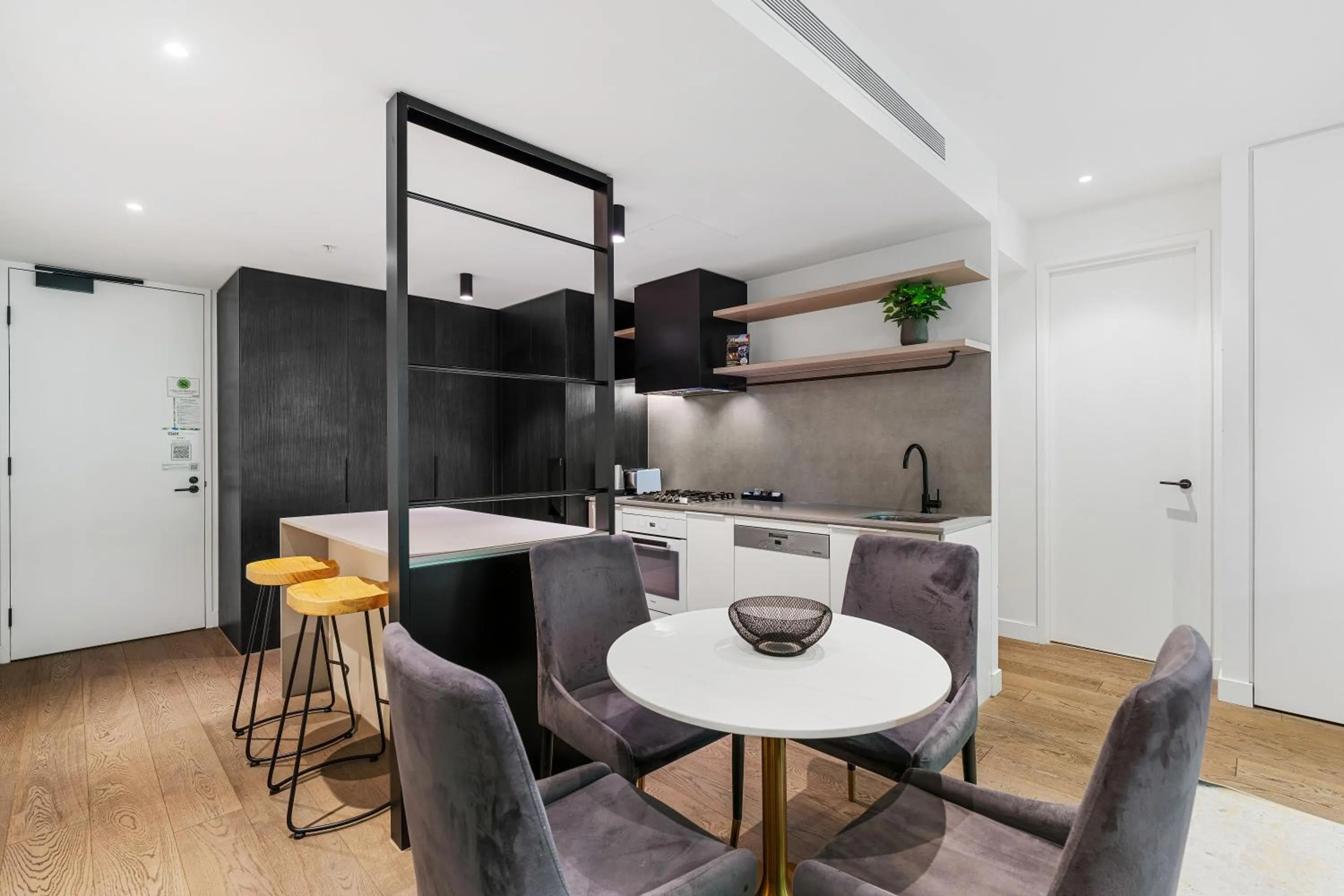 Dining area in The Eminence Apartments by CLLIX