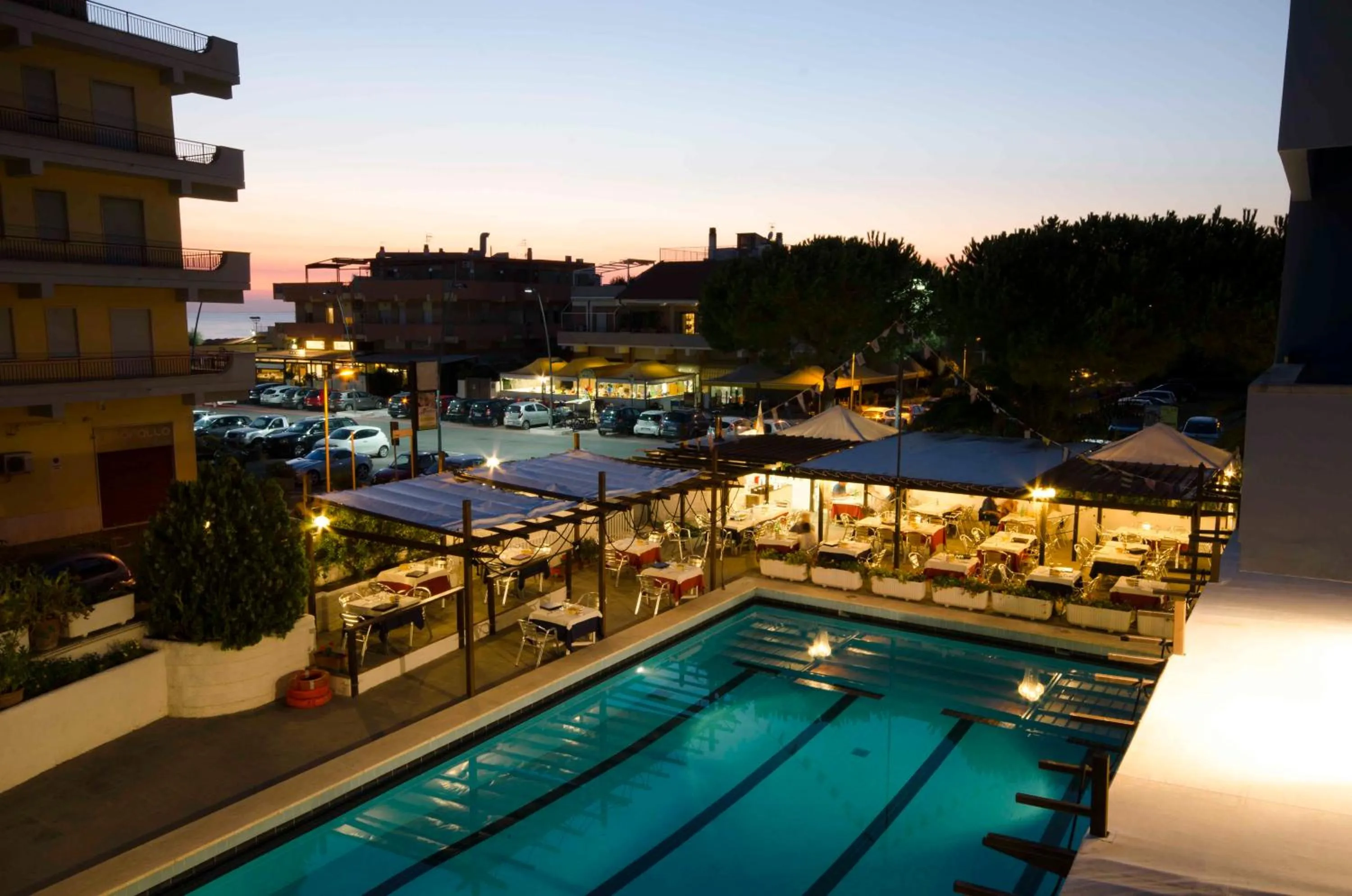 Restaurant/places to eat in Grand Hotel Helios