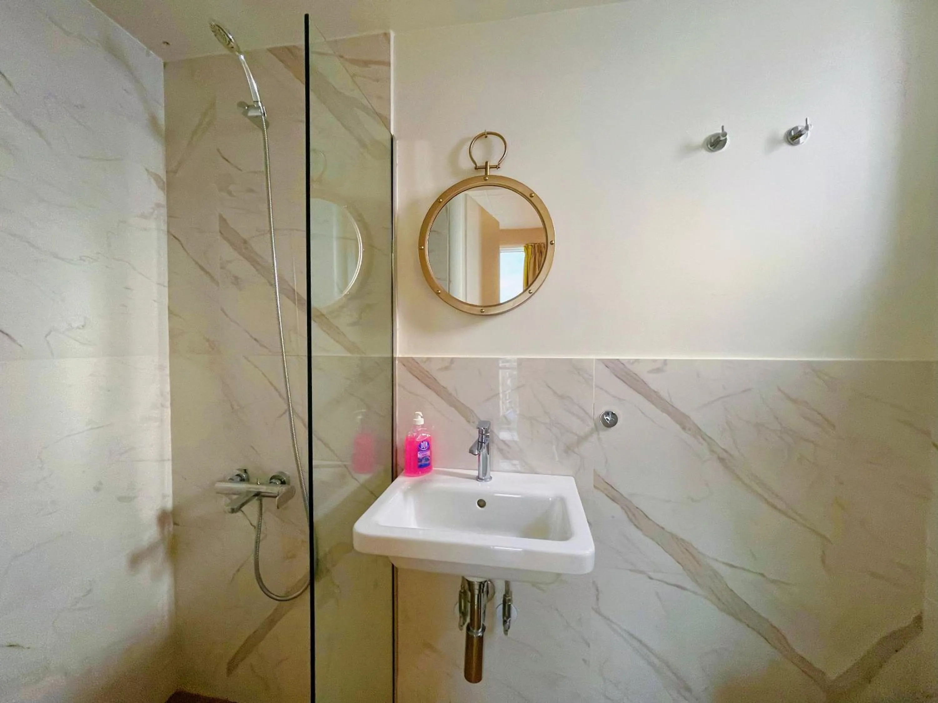 Shower in WSD Baia Acropolis Hotel Apartment